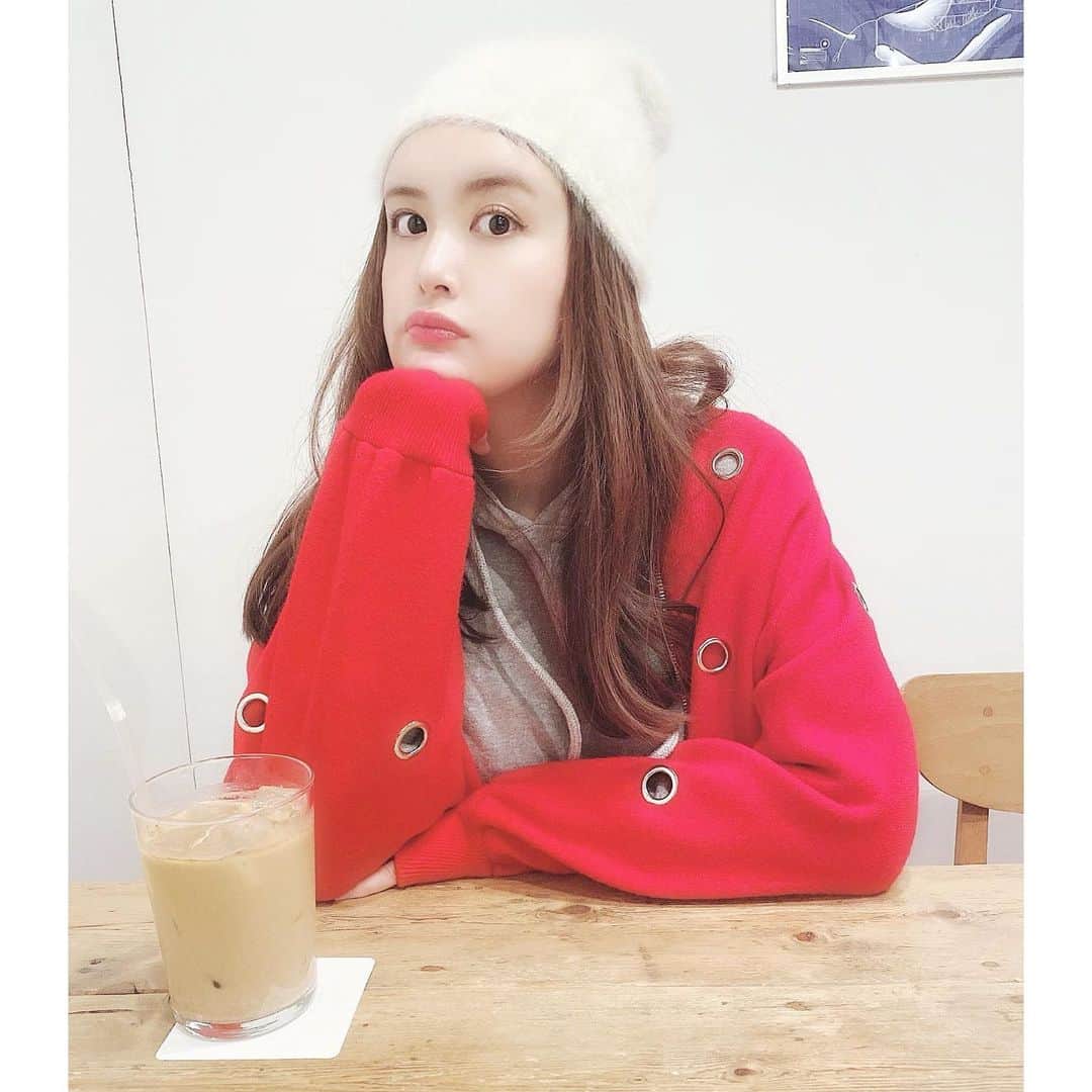のインスタグラム：「. . 唯一持ってるビーニーを被ったんだけど、、 お顔まだまだ大きいな😶 . 少し痩せてきて、 少しお外に出るのが楽しくなったよ🐏🤍 . . . それにしても、アンハサウェイ かわいいな。 . #ザラジョ #ザラジョコーデ #毎日コーデ #お気に入りコスメ #コスメ大好き #メイク好き #デパコス #コスメ紹介 #今日のメイク  #今日のコスメ #プチプラコスメ #おすすめコスメ #コスメ購入品 #コスメ好き #メイク好き #今日のコーデ #今日のコーディネート #本日のコーデ  #ラフコーデ  #プチプラコーデ #ぷちぷらコーデ #GU #ジユジョ #ジユパト #ダイエット #ダイエッター #ダイエッターさんと繋がりたい」
