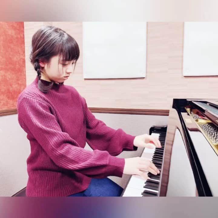 花田優里音のインスタグラム：「#演奏動画 🎹 学校の後期実技試験はバッハ。 フランス組曲6番の8曲を弾きました。 これはその中から、クーラント。 曲の変更を繰り返し、 試験に間に合うのかと焦りながら 夜にスタジオで練習してた時のです。 (シンプルで楽しく明るい組曲です) 全く余裕はないけれど、 最近は弾く前に口をンンッとするのは忘れません。 撮ってみたら、即、緩んでいてガッカリです。 (明日は、 試験後、チェンバロで楽しく弾いてみた🎶 を載せます) . #今日さきいかというのを初めて食べました  #美味しくてビックリしました  #見た目でなんでか今まで食べたことなかったよ  #こんなじゅわじゃわ美味しいものとは知らなかった #はまりそう  #バッハ #bach #フランス組曲 #クーラント  #ピアノ #piano #lovepiano #playpiano  #classicalpiano #pianomusic  #クラシック  #インスタピアノ #instapiano #ピアノ演奏  #インスタピアノ同好会 #ipdjp  #インスタピアノ同好会会員番号351番  #三つ編み #ぐっちゃぐちゃ三つ編み  #勝手に着たお母さんのニット  #手洗いうがいしっかりして  #元気に過ごしてね」