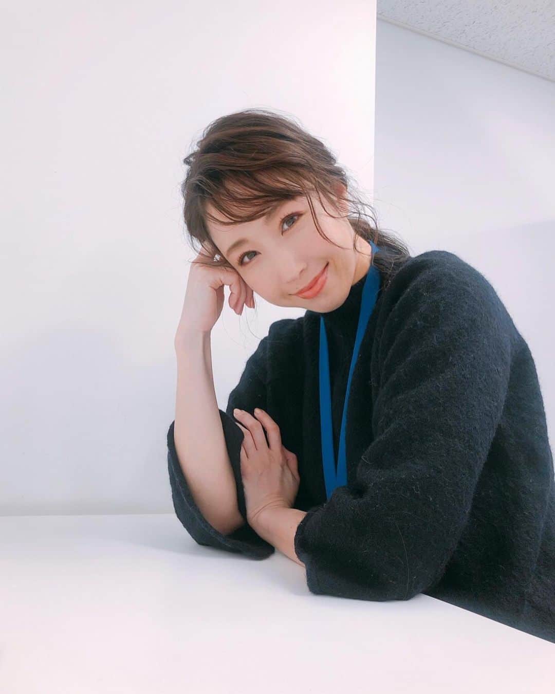 崎本ゆかりのインスタグラム：「今日もありがとうございました♪ "いつもの"があるって 本当に有難い。。 しかし楽しかったな〜😆 お疲れ様でした！  #感謝#お仕事#モデル#生放送#テレビ#ヘアメイク#model#moz#fashion#qvcjapan#hairmakeovers」