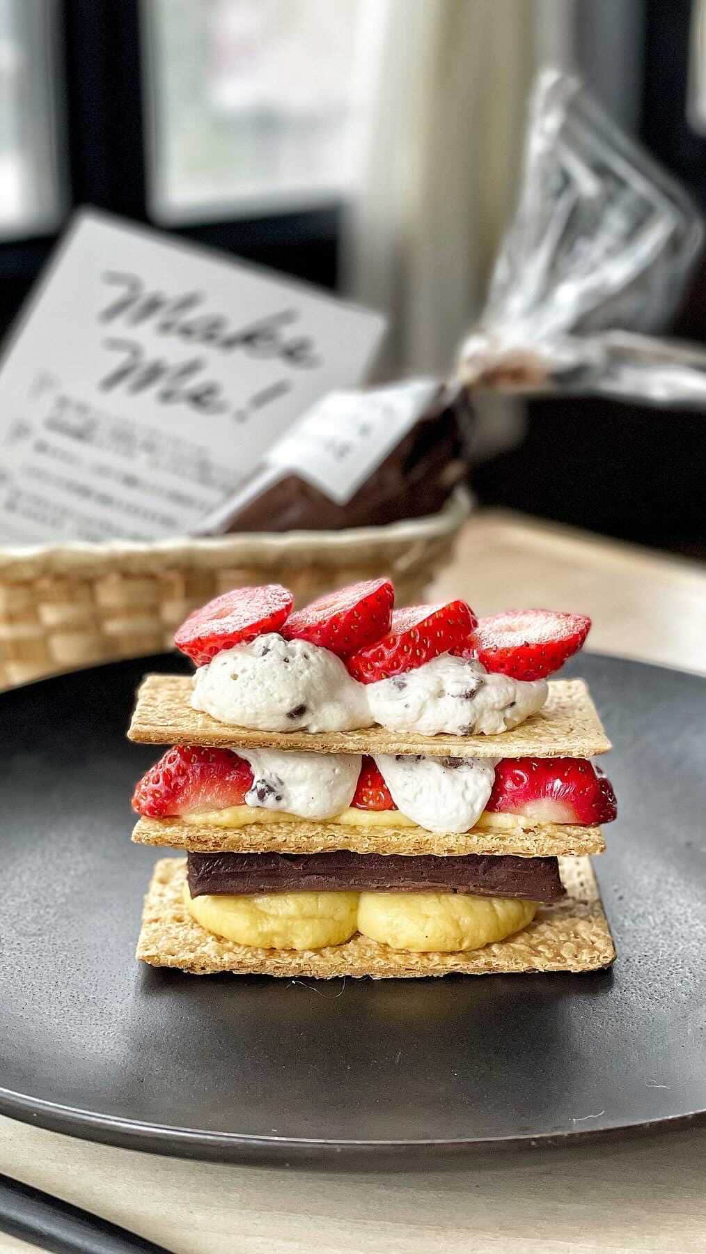 のインスタグラム：「🍽 . .  𝑭𝑶𝑹𝑬𝑺𝑻 𝑮𝑹𝑬𝑬𝑵 𝑷𝑨𝑺𝑻𝑨 &𝑩𝑨𝑲𝑬 𝒃𝒚 𝑹𝑶𝑪𝑪𝑨&𝑭𝑹𝑰𝑬𝑵𝑫𝑺 . . モンブランは自分で絞るシステム💪🏻 🍓あまおうとチョコレートのメイクミーモンブラン₊⁺ ☑︎あまおう ☑︎カスタードクリーム ☑︎チョコチップクリーム ☑︎アールグレイのガナッシュ . チョコレートのモンブランクリームを絞り あまおうとカカオニブで仕上げ🍓 . . . 分厚目のアールグレイがナッシュが 相当いい仕事してくれます🥰🍓ˎˊ˗ ﻿ げきうまーーーーーーー♥️ˎˊ˗ ﻿ ▷15:00からの提供 ▷2月14日までの期間限定 . . . . もうこればっかりは 記憶に留めていただくしかない 保存📎必須✨ . 絞りはリールで🎥₊⁺ . . . 𝑭𝑶𝑹𝑬𝑺𝑻 𝑮𝑹𝑬𝑬𝑵 𝑷𝑨𝑺𝑻𝑨 &𝑩𝑨𝑲𝑬 𝒃𝒚 𝑹𝑶𝑪𝑪𝑨&𝑭𝑹𝑰𝑬𝑵𝑫𝑺 @forestgreen_byrocca  @rocca_and_friends  阪急高槻市駅　高架下商業施設 高槻市城北町2-1-18-エミル高槻1階  緊急事態宣言発令に伴い 3/7まで営業時間が変更になっています📢 時間:10:00〜20:00 お席の利用は11:30〜L.O.19:00 ※予約不可  ————————————————————— 私の写真の編集については フォトレッスンでレクチャーをしています 見てくださる方にプラスになる投稿をしていきます 是非いいね♡フォロー♡ よろしくお願いいたします𓅟 —————————————————————  #forestgreenpastaandbake#roccaandfriends#sweets#モンブラン#大阪ランチ#パスタランチ#スイーツ#美味しい#インスタグラム#インスタ映え#インフルエンサー#高槻カフェ#高槻グルメ#高槻スイーツ#大阪カフェ#大阪スイーツ#大阪グルメ#京都カフェ#京都スイーツ#モンブラン#いちごスイーツ#大阪モンブラン#エミル高槻#阪急高槻市駅#焼き菓子#手土産#テイクアウト#メイクミーモンブラン#チョコレートモンブラン#あまおう」