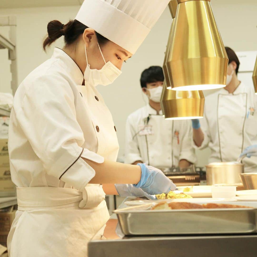 札幌ベルエポック製菓調理専門学校【公式】のインスタグラム：「製菓・調理師科2年生  2年間の集大成 ワンハートサービス 学内レストラン🍽 本日は2組が担当でした✨  今年は保護者のみなさまを中心にご招待。 お世話になっている方に感謝の気持ちを込めて 卒業制作で考案したオリジナルの コース料理をご提供しました😊  ご来店いただいたみなさま ありがとうございました💕  明日は1組が担当します🌟  #ワンハートサービス #学内店舗実習 #おでかけ授業 #特別授業 #業界直結 #プロから学ぶ #本物 #学び #製菓  #調理  #カフェ  #製菓調理専門学校ベルエポック #衛生管理  #食材教育 #札幌ベルエポック製菓調理専門学校 #いろいろな体験と #たくさんの出逢い #可能性が広がる #ベルエポック」