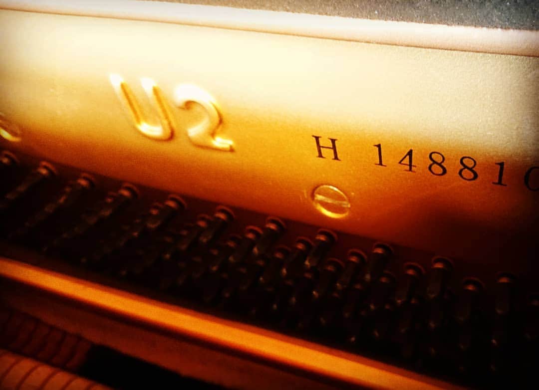 和田益典さんのインスタグラム写真 - (和田益典Instagram)「◆ このYAMAHAのマーク . めっさカッコいいね。 . . 我ら３姉弟が使っていたこのピアノは、半世紀の時を経て、二代目宅の姉弟へ受け継がれる事となります。 . . #ピアノ #ピアノの中 #インスタ映え #楽器 #鍵盤 #ヤマハ #ヤマハピアノ #年代モノ #1972 #ヤマハu2 #ベストセラー #ビンテージ #名作 #50年前 #昭和 #音楽 #スマホ写真 #スマホ撮影 #実家 #南河内 #匠 #photostagram #vintage #yamaha #yamahapiano #piano #retro #yamahau2 #osaka #japan .」2月6日 20時58分 - masunori_wada