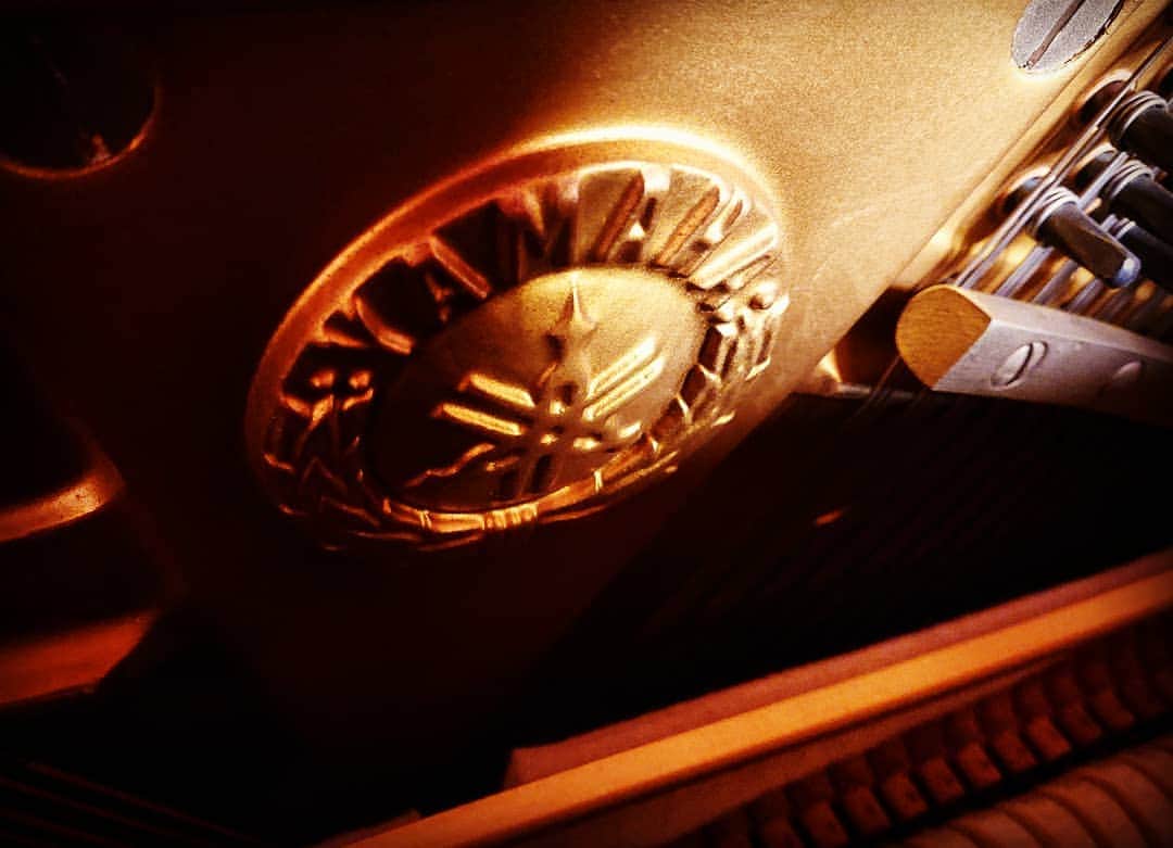 和田益典さんのインスタグラム写真 - (和田益典Instagram)「◆ このYAMAHAのマーク . めっさカッコいいね。 . . 我ら３姉弟が使っていたこのピアノは、半世紀の時を経て、二代目宅の姉弟へ受け継がれる事となります。 . . #ピアノ #ピアノの中 #インスタ映え #楽器 #鍵盤 #ヤマハ #ヤマハピアノ #年代モノ #1972 #ヤマハu2 #ベストセラー #ビンテージ #名作 #50年前 #昭和 #音楽 #スマホ写真 #スマホ撮影 #実家 #南河内 #匠 #photostagram #vintage #yamaha #yamahapiano #piano #retro #yamahau2 #osaka #japan .」2月6日 20時58分 - masunori_wada