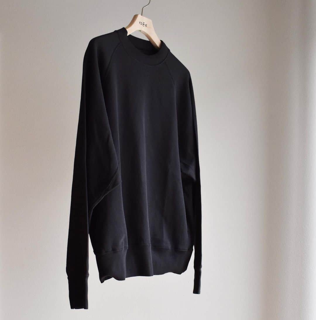 のインスタグラム：「﻿ "Crewneck Pullover L/S"﻿ ﻿ FETHER GREY / BLACK﻿ ﻿ 表にはスーピマコットン。裏にはスビンコットンを使用したダンボールニット。﻿ 裏毛素材よりも薄く軽く、程良いボリュームに仕上げました。﻿ ﻿ シャリ感のある表に対し肌触りの良い裏面のダブルフェイスで春夏シーズンに最適な1枚。﻿ ハンドウォーマー付き。﻿ ﻿ #kaptainsunshine﻿ #21ss」