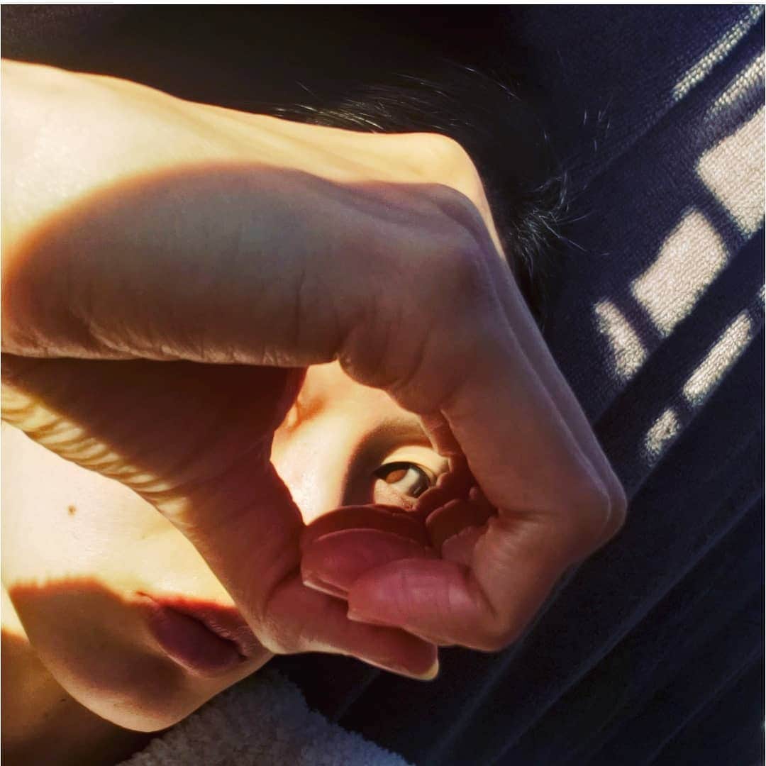 高良ひとみさんのインスタグラム写真 - (高良ひとみInstagram)「👀 . . . Look! What can you see?  午後の光とわたし。  #look #eyes #afternoon #sunlight  #ひとりあそび #覗き穴 #ho #hitomitakara #2021年2月4日」2月6日 20時53分 - hitomi__takara