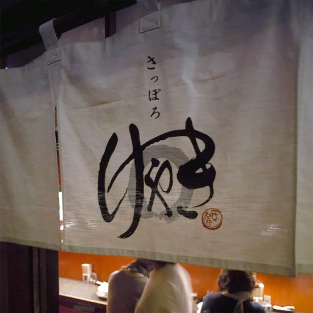 新横浜ラーメン博物館(ramen museum)さんのインスタグラム写真 - (新横浜ラーメン博物館(ramen museum)Instagram)「【ラー博クロニクル Vol.27】 2004年10月31日、札幌「すみれ」が1回目の卒業となりました。卒業を発表してから平日でも2時間待ちを超えるような大賑わいとなり、お客様は「すみれの次に入る札幌のお店はどこ？」ということに注目が集まりました😎 札幌「けやき」は、当時地元の人々の間で、口コミで広まっていたお店でした。札幌と言えば味噌というイメージは全国的に広がっていたのですが、この頃の札幌では味噌を看板とするお店が少なくなっていく中、けやきの看板には“札幌味噌ラーメン専門店”と書かれ､新たなる札幌味噌ラーメンのエポックメイキングになると感じました😄 そこで私たちは「味噌ラーメン新時代。ラー博が出した答え」というキャッチコピーで発表をしました。テレビ東京の「ソロモンの王宮」がオープンまでの密着をしてくれたことも相まって、オープンから数ヶ月は行列が切れることないほどの繁盛となりました😮  【店舗データ】 札幌「けやき」 創業:1999年 ラー博出店期間 2004年12月11日～2009年3月31日 次回は札幌「龍上海本店」さんです  Ramen Museum Chronicle Vol.27 On October 31, 2004, Sapporo "Sumire" closed its doors for the first time. After the announcement, the restaurant became so crowded that customers had to wait for more than two hours even on weekdays. The customers were focused on the question, "Where is the next Sapporo restaurant to open after Sumire? At that time, Sapporo Keyaki was a restaurant that had spread by word of mouth among the locals. The image of Sapporo as a place of miso ramen was spreading all over the country, but at that time, the number of restaurants with miso as their main ingredient was decreasing, and Keyaki's signboard read "Sapporo Miso Ramen Specialty Store. We felt that this would be an epoch-making event for Sapporo miso ramen. Therefore, we decided to create a website called "A New Era of Miso Ramen. Ramen Museum’s answer to the new era of miso ramen" was the catchphrase for our announcement. With the help of TV Tokyo's "Solomon's Palace," which closely followed the opening of the restaurant, the line for the first few months was endlessly long and the restaurant flourished.  Shop Data Sapporo "Keyaki Established: 1999 Period of opening at Ramen Museum Dec. 11, 2004 - Mar. 31, 2009 Next time: Yamagata "Ryu Shanghai  #ラーメン #ラーメン部 #ラーメン倶楽部 #ラーメンインスタグラム #ラーメンインスタグラマー #ラー写 #ラー活 #麺スタグラム #麺活 #ラーメンパトルール #フードポルノ #麺スタグラマー #ラーメン博物館 #ラー博 #けやき #味噌ラーメン #ラー博クロニクル  #ramen #ramenmuseum #ramenlover #ramennoodles #ramenlife #ramenjapan #foodporn #foodie」2月6日 20時54分 - ramenmuseum