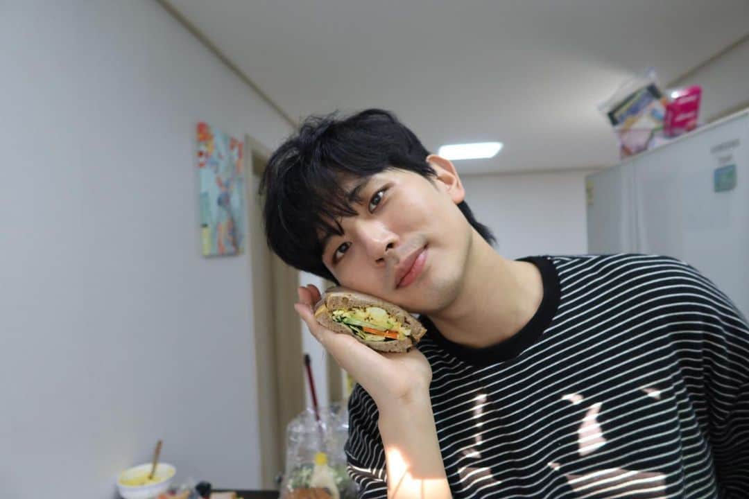 チ・ユンホのインスタグラム：「푹신한샌드위치 만들고 12시간 잤음.. diet sandwich 도전 처음음식하는분들 제가 대신 세월의 폭탄 맞았음....」