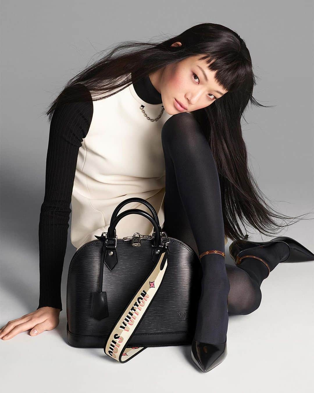 ソラ・チョイさんのインスタグラム写真 - (ソラ・チョイInstagram)「@louisvuitton  Alma BB bag campaign ❤︎ #최소라 #sorachoi  @romanyoung  @fordmodels  @wilhelmina.london  @special_management  @yg_kplus  #AsianModel #KoreaModel」2月6日 20時55分 - sola5532