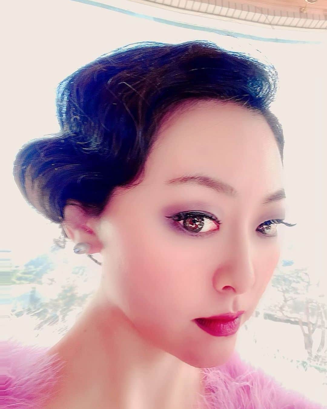 大禅師文子のインスタグラム：「キメ顔をしていない今日この頃な。  #singersongwriter #singer #daizenjifumiko #大禅師文子 #makeup #hairmake #化粧 #photo #撮影」