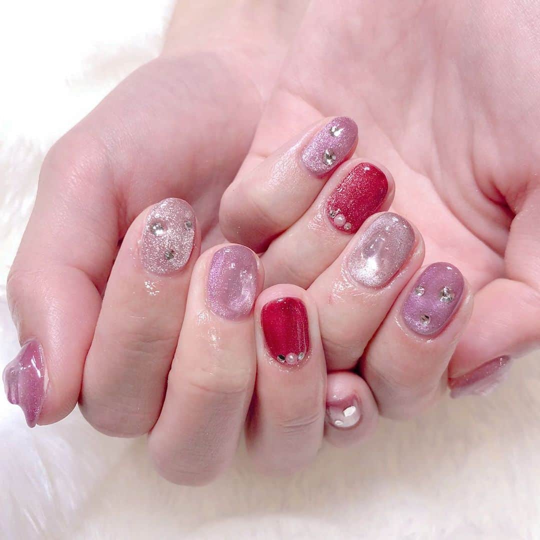 根岸愛のインスタグラム：「💅✨💅 newネイル💝 Lapis新宿店さんにて担当はmanamiさん(@lapis_manami )です🥰 今回はバレンタインを意識したカラーで赤をいれてみた！ 可愛い🥺💕💝 #lapis #lapisnail #nail #magnetnails #valentine #ネイル #バレンタインネイル #マグネットネイル」