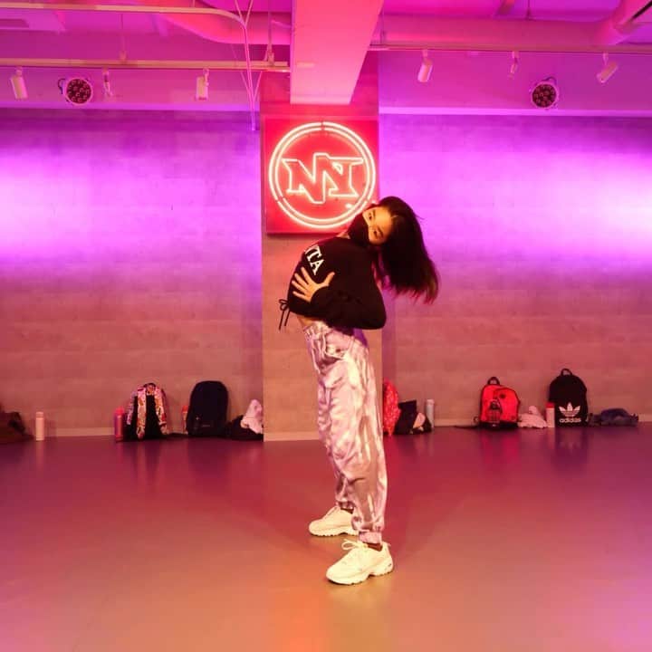 Asuka Fujimoriのインスタグラム：「💖💜💖@ciara💜💖💜 @major_dancestudio  小学生組のパワーアップが〜🥵🥵🥵❤️ 2週目みんな角度研究してきてくれました！ いいやーん！ビックリしたよ〜❤︎！ 中でも毎週ずっと受けてくれてる しゅりとねねかがナイスすぎたので🤟🏾💋 キッズクラスはシンプルな動きに たくさん角度を注文してます❣️ #ciara#gimmedat #majordancestudio#kidsdance」