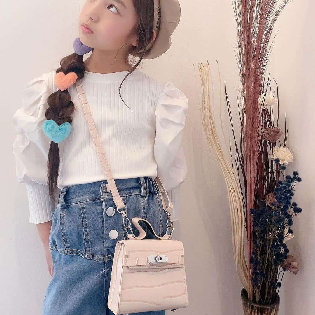 ♡KAO♡のインスタグラム：「： ： #おりんコーデ #rinchancode ♡♡♡ #おりん着画動画  ： ： @smilekids888 coordinate♡ そしてそして❗❗ 毎回販売開始即完売しちゃう 大大大人気の♥ヘアピンもこの後再販です❤ 破格にビックリなitemです❗ ： ： あと新作bagも可愛いすぎるよ♡♡ 6colorあります❤ こちらも破格なので、この後21時より是非checkしてね♡ ： ： ┈┈coordinate item┈┈┈┈┈┈┈┈ tops＋denim setup▹▸ @smilekids888 bag/♥hairpin ▹▸ @smilekids888   ［125cm/size130］ ┈┈┈┈┈┈┈┈┈┈┈┈┈┈┈┈┈┈┈┈ ： ： ： ： ： ： ： ： ： ： ： ： ： ： ：  #ig_kidsfashion #kidsfashion #親バカ #ig_oyabakabu #親バカ部 #娘 #6歳 #女の子 #インスタキッズ #ig_kids #mamanoko #ママリ #hugmug #コドモノ #キッズファッション #コドモダカラ #comona #キッセレ #ママタス #プチプラコーデ  #キッズコーデ #韓国ファッション #韓国子供服」