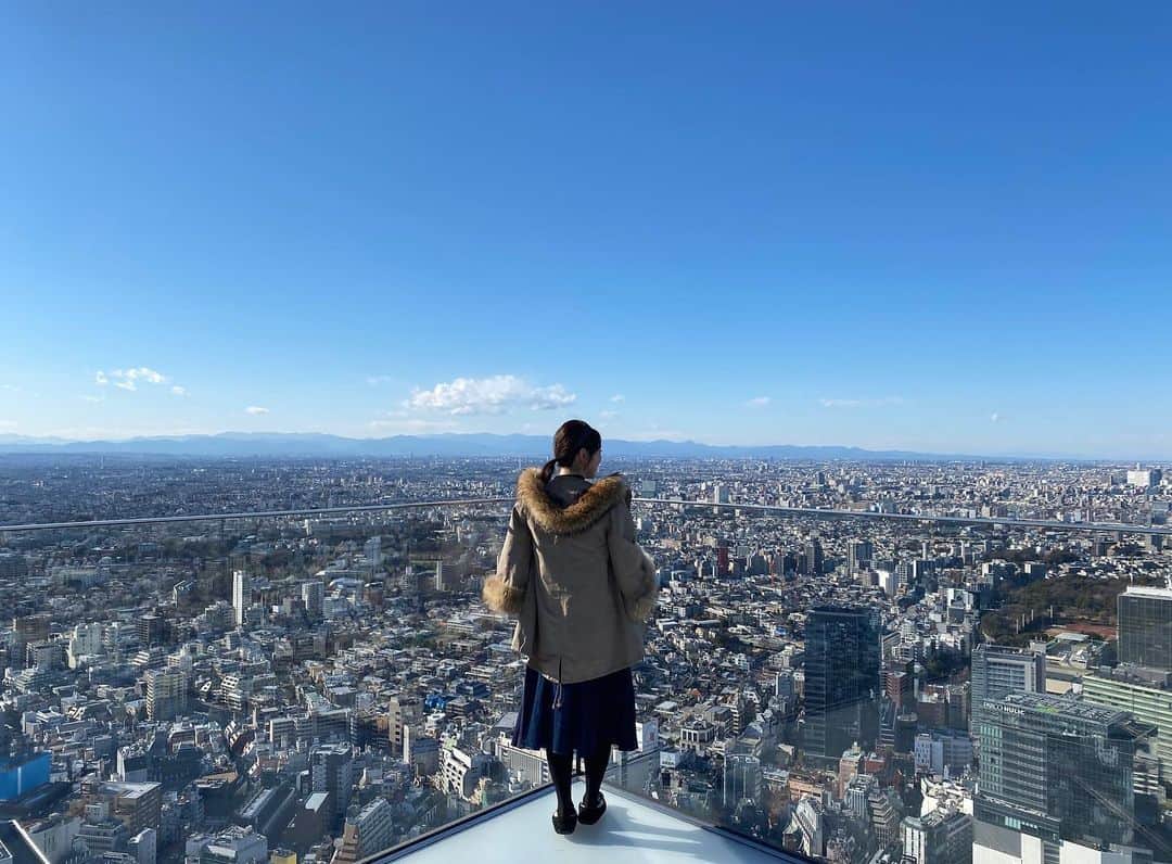 渡辺順子のインスタグラム：「#shibuyasky 渋谷上空229mから見渡す景色に 興奮しました✰*。 まさに #高所興奮症 www ・ ナベイビーも全く物怖じせず ガラスにへばりついて街並みを見渡してたよ👶🏻 チョロQ並の小さい車やミニチュアな街並みを おもちゃだと思ってたりするのかな？w ・ 澄み渡る青空に心が浄化されました💙 年パスあったら買うのになぁ!! それくらいお気に入りの場所になりそう✰*。 ・ 次は夕暮れの景色を見に来ようっと🌇🌅 ・ ・ #過去pic #tokyo #shibuya #shibuyascramblesquare  #skystage #観光スポット #東京 #展望台 #渋谷スクランブルスクエア #1歳児も一緒に楽しめるスポット #抱っこ紐コーデ #育児日記 #成長記録 #babystagram #mamastagram #初めての育児 #新米ママと繋がりたい #元レースクイーン #portraitmodel @tamahiyoinsta」