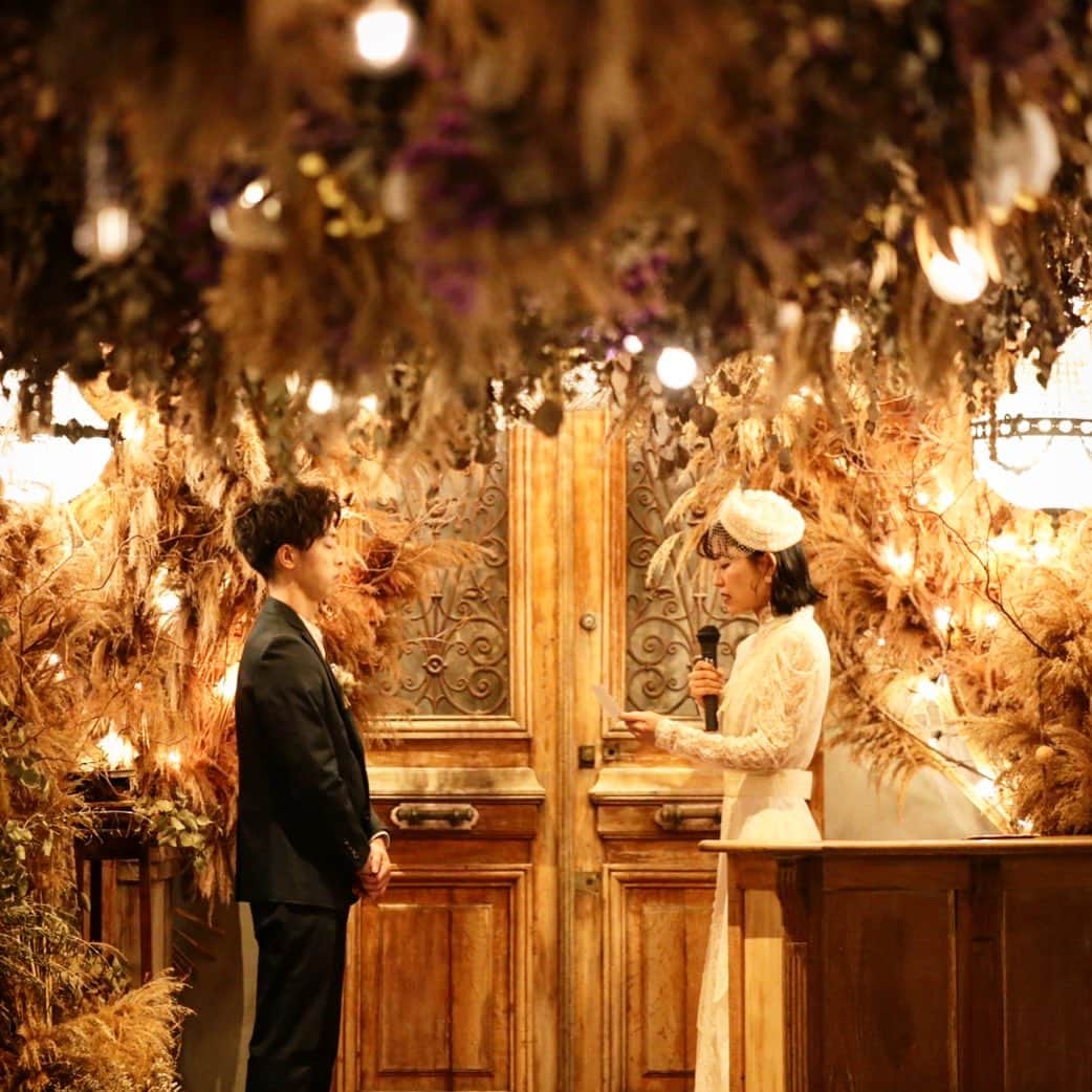 のインスタグラム：「Ruban人気の人前式💍﻿ 自分たちの言葉で、自分たちらしい形で結婚の誓いを立てられる挙式スタイルです。﻿ ﻿ 中でも特におすすめなのは、新郎と新婦がお互いにお手紙で結婚に対する思いを伝え合う誓いの言葉です✉️﻿ ﻿ 長い時間一緒にいると、どうしても当たり前になってしまう事ってありますよね。﻿ そして、便利な時代だからこそ、手紙交換をする事なんて、滅多にないと思います。﻿ 結婚式を通して、あなたがどんな存在なのか、どんな夫婦でありたいか、どんな家庭を築いていきたいか、それを自分の文字で、自分の言葉で伝える事で、形上の誓いの言葉ではなく、ホンモノの誓いの言葉になるはずです。﻿ ﻿ 少し照れ臭いかもしれないですが、こんな日だからこそ、素直になって大切な人に大切な気持ちを伝えて欲しいなと思います。﻿ ﻿ どのような挙式ができるのかなど、気になる方はまずはお気軽にお問い合わせください◎﻿ ﻿ -------------------------------------------﻿ ﻿ ﻿ 見学のご予約はWEBサイトorお電話にて🌿﻿ 📞087-873-2292﻿ DMからのご質問もお受けしております！﻿ ﻿ お気軽にご相談下さいませ！ ﻿ 結婚式場 Ruban-リュバン-﻿ ﻿ 定休日：毎週火曜、水曜（祝日を除く）﻿ 営業時間：10:00〜19:00﻿ ﻿ -------------------------------------------﻿ ﻿ ﻿ #rubanwedding#ruban#リュバン#アンティーク#ガーデンウェディング #プレ花嫁#香川県のプレ花嫁さんと繋がりたい#香川県の卒花嫁さんと繋がりたい#日本中の卒花嫁さんと繋がりたい #日本中のプレ花嫁さんと繋がりたい #花嫁会#花嫁diy#ウェディング#結婚式場#weddingnews #高松結婚式場#chainonwedding #marry#marry花嫁#香川#香川県#高松#高松市#フォトウェディング#香川花嫁#高松花嫁」