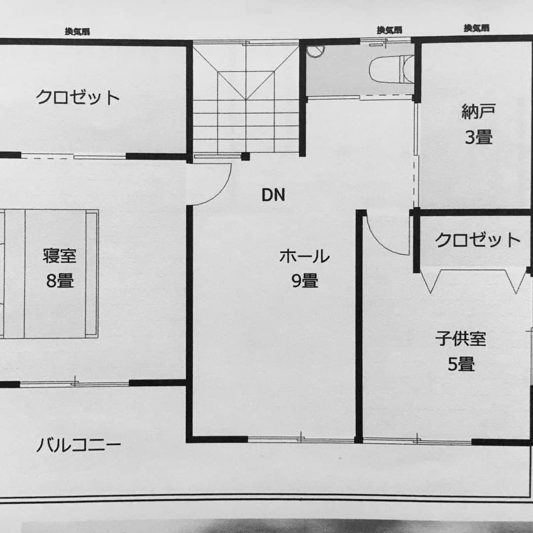 ムクリ［mukuri］さんのインスタグラム写真 - (ムクリ［mukuri］Instagram)「日々の生活が少しでも快適に&楽になる2階のつくり方～無垢の家で暮らす（koko_ieさん）  階段を上がった先に広がる開放的な9畳のホール。  区切らない大きな空間のおかげで ２階全体に明るさが確保でき、 風通しも良いので空気が籠らず室内干しにもぴったり。  プライベートなスペースを設けたことで 生活感を見せない暮らしが実現しました。  多用途に使える空間があると、 急にイレギュラーなものが増えた時に対応できるのも 嬉しいですよね。  お洗濯後の動線もしっかり考えられていて、 2階にあるWICに収納するものは2階に干すなど 洗濯〜片付けまでの一連の作業が なるべく簡潔&楽に済むようになっています。  お家づくりのこだわりや暮らしてみて思うことを 10回にわたりお話していただいたこちさんのコラムも、 今回がいよいよ最終回となりました。  日々を豊かにし、無垢のあたたかみを感じる暮らしを 是非ご覧くださいね♪  @koko_ie さん、ありがとうございました！ （編集：megu）  ▶詳細はプロフィールのURLよりご覧ください プロフィールはこちらから @mukuri_official ・  #クローゼット#家事動線#無印良品 #無垢の家 #マイホーム #マイホーム計画 #家づくり #木の家 #新築一戸建て #注文住宅 #インテリア #男前インテリア #ナチュラルインテリア #interior #ガルバリウム #シンプルな暮らし #シンプルライフ #くらしの編集 #暮らしを楽しむ #ムクリ」2月6日 21時06分 - mukuri_official