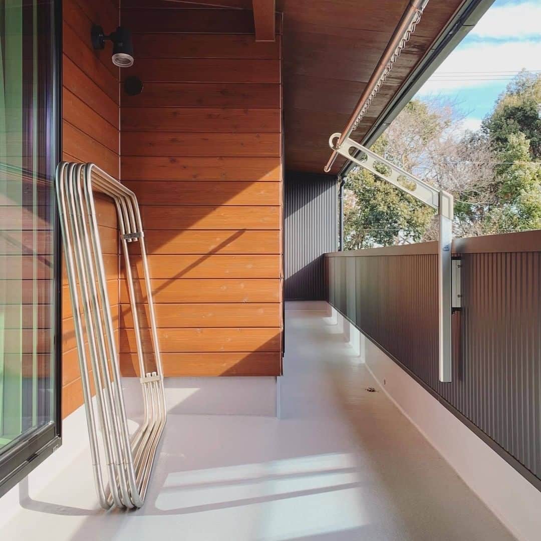 ムクリ［mukuri］さんのインスタグラム写真 - (ムクリ［mukuri］Instagram)「日々の生活が少しでも快適に&楽になる2階のつくり方～無垢の家で暮らす（koko_ieさん）  階段を上がった先に広がる開放的な9畳のホール。  区切らない大きな空間のおかげで ２階全体に明るさが確保でき、 風通しも良いので空気が籠らず室内干しにもぴったり。  プライベートなスペースを設けたことで 生活感を見せない暮らしが実現しました。  多用途に使える空間があると、 急にイレギュラーなものが増えた時に対応できるのも 嬉しいですよね。  お洗濯後の動線もしっかり考えられていて、 2階にあるWICに収納するものは2階に干すなど 洗濯〜片付けまでの一連の作業が なるべく簡潔&楽に済むようになっています。  お家づくりのこだわりや暮らしてみて思うことを 10回にわたりお話していただいたこちさんのコラムも、 今回がいよいよ最終回となりました。  日々を豊かにし、無垢のあたたかみを感じる暮らしを 是非ご覧くださいね♪  @koko_ie さん、ありがとうございました！ （編集：megu）  ▶詳細はプロフィールのURLよりご覧ください プロフィールはこちらから @mukuri_official ・  #クローゼット#家事動線#無印良品 #無垢の家 #マイホーム #マイホーム計画 #家づくり #木の家 #新築一戸建て #注文住宅 #インテリア #男前インテリア #ナチュラルインテリア #interior #ガルバリウム #シンプルな暮らし #シンプルライフ #くらしの編集 #暮らしを楽しむ #ムクリ」2月6日 21時06分 - mukuri_official