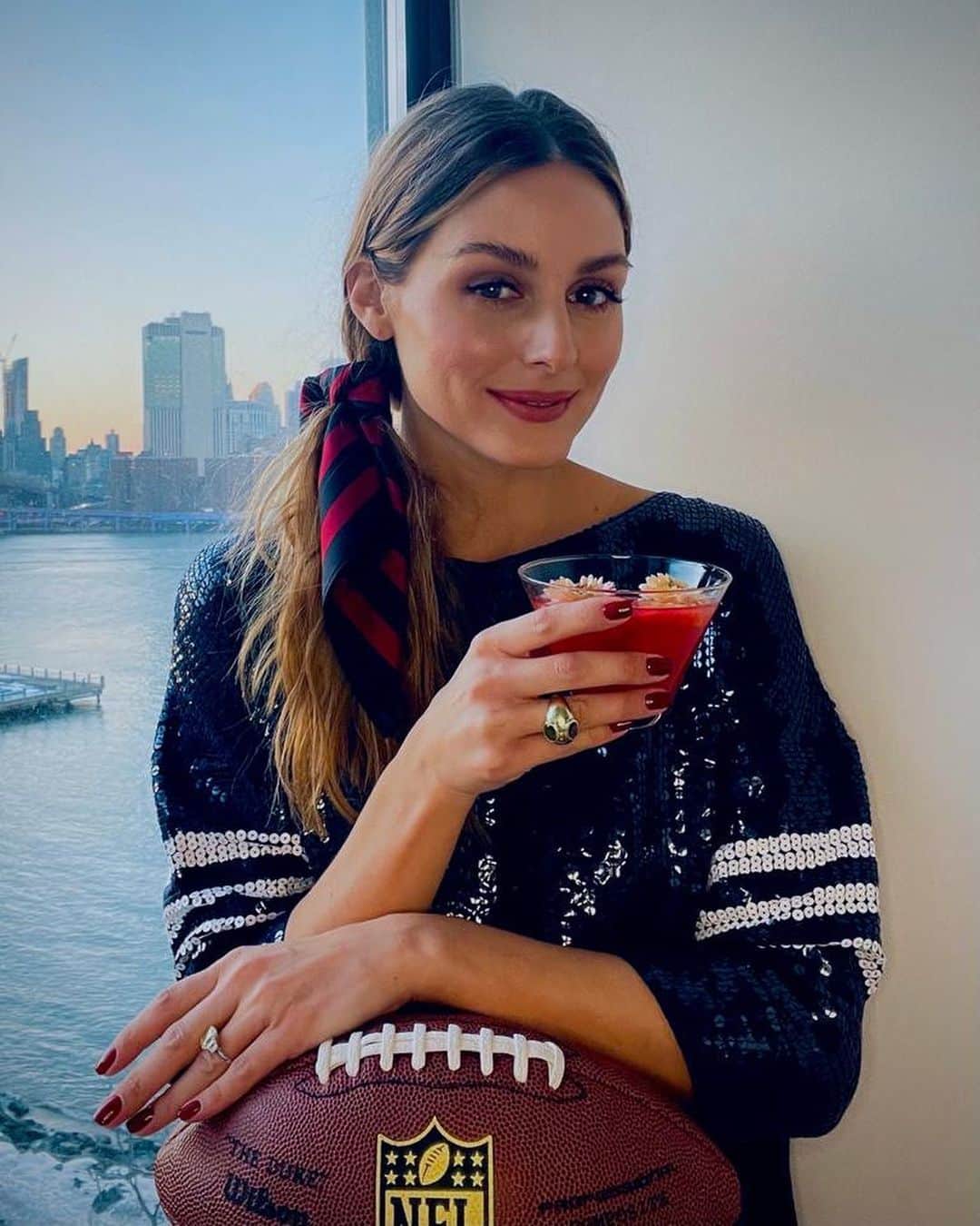 オリヴィア・パレルモのインスタグラム：「It’s #SuperBowl weekend! 🏈  So, @chiefs or @buccaneers?! Honestly, I have no idea I’m just here for the halftime show and @muddlingmemories’ most recent #OPcocktail: a Super “Punch” Bowl🍹 (Swipe ➡️) Plus, I just so happen to have super cute scarves in both teams’ colors to wear. Super Bowl, but make it fashion 💁🏼‍♀️ Link in bio for the punch recipe to make in time for the big game!」