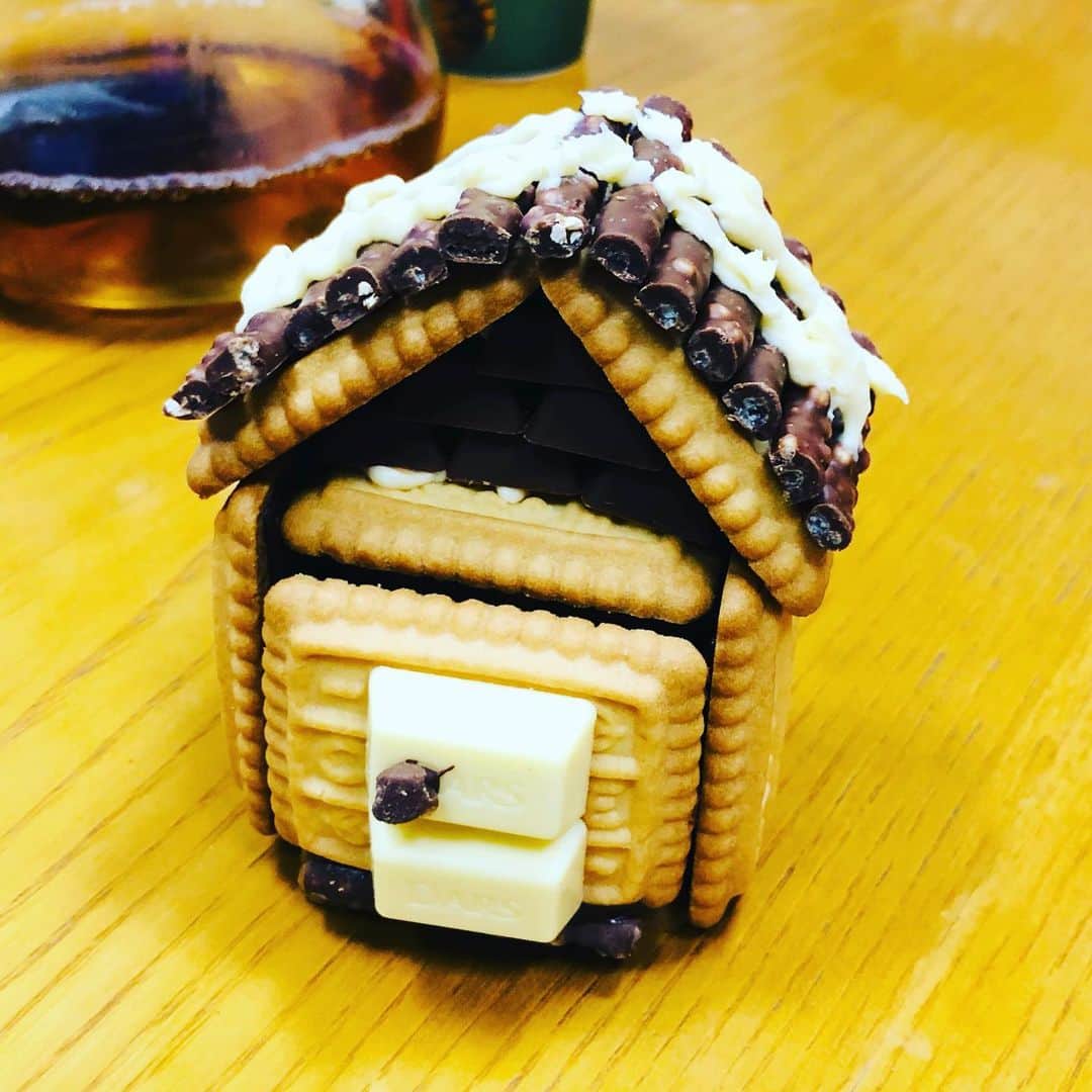 水谷さるころのインスタグラム：「森永のお菓子を組み合わせて「お菓子の家」を作るキット。「お母さん一緒に作ろう」って言われて購入。一緒に作ったけど食べるのはお母さんです…（甘いものそんなに好きじゃないボーイ）。　＃6歳男児マイル」