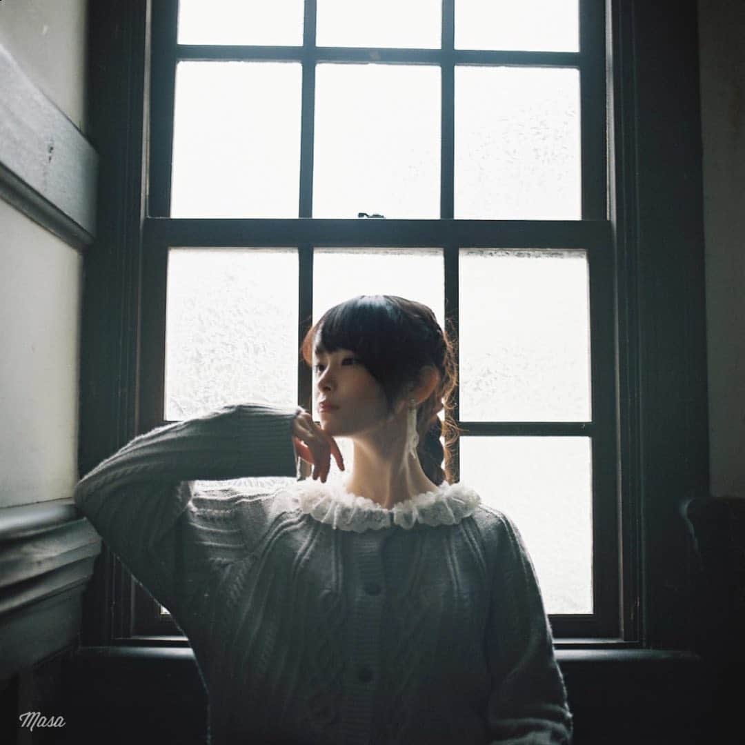 のインスタグラム：「. . . ▶︎▶︎▶︎ Swipe 4 . かっこいい☺️ デジもカッコいいので是非😌 . コメクロで🚪 . . 1：Hasselblad 500C/M 2,3,4：Fujifilm Xpro2  . . . 現在、滋賀県内のみで感染対策をしての撮影のみとしています。キャンセルたくさん出ていますので、ご相談ください😌 . 撮影日 : 2021年1月 . . #まっセル #エビプリ #hasselblad #ハッセルブラッド#instagramjapan #igersjp #tokyocameraclub #team_jp_  #art_of_japan_ #photogenic_jp #GPW_members_only #good_portraits_world #film_jp #film #フィルム #film_com #filmcamera #filmphotography #portrait #ポートレート #photogram_archive #todays_blue_collection #team_jp_ #shiga #滋賀 #何気ない瞬間を残したい #jp_portrait部 #ヴォーリズ建築 #pro400h」