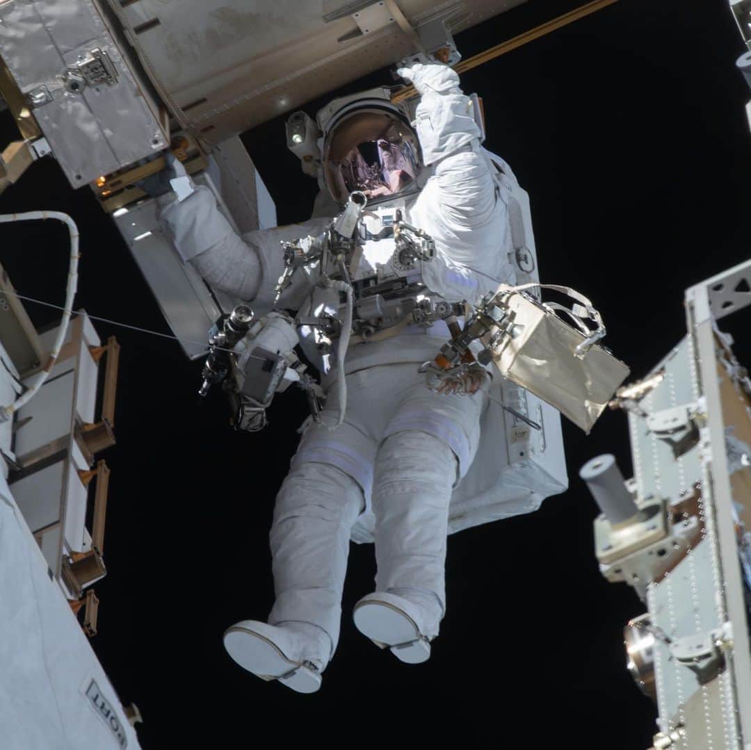 国際宇宙ステーションさんのインスタグラム写真 - (国際宇宙ステーションInstagram)「Astronauts Michael Hopkins (pics 1 and 3) and Victor Glover (pics 2 and 4) worked a pair of spacewalks on Jan. 27 and Feb. 1 to upgrade communication and power systems. #nasa #astronaut #walk #spacewalk #suit #spacesuit #communication #power #international #space #station」2月7日 6時31分 - iss