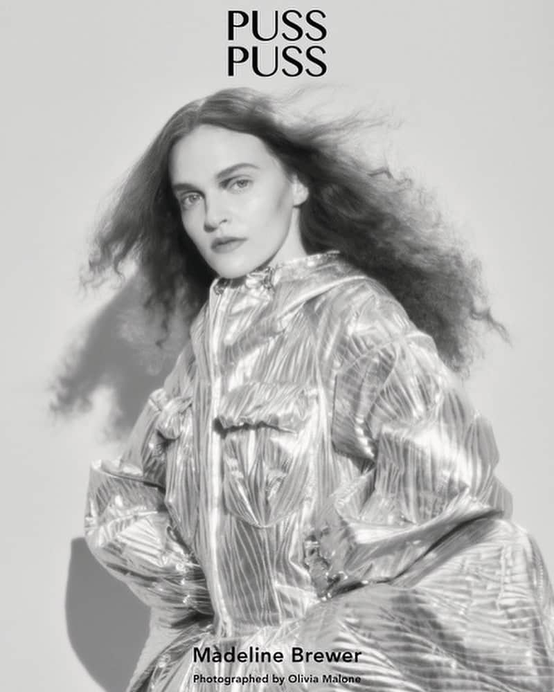 Olivia Maloneのインスタグラム：「new puss puss cover with the out of this world @madbrew 🪐   styled by @badnewsbritt @thewallgroup makeup @homasafar hair @tiago_goya set design @aligeeze」