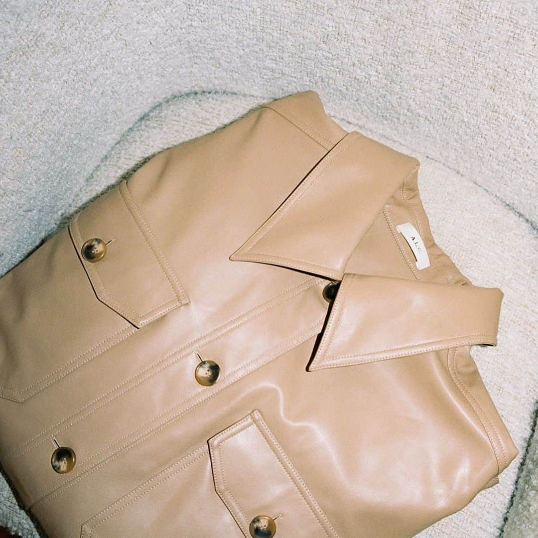 エーエルシーのインスタグラム：「Meet the Wellsley. Our beloved shirt jacket silhouette, rendered in a buttery vegan leather.」