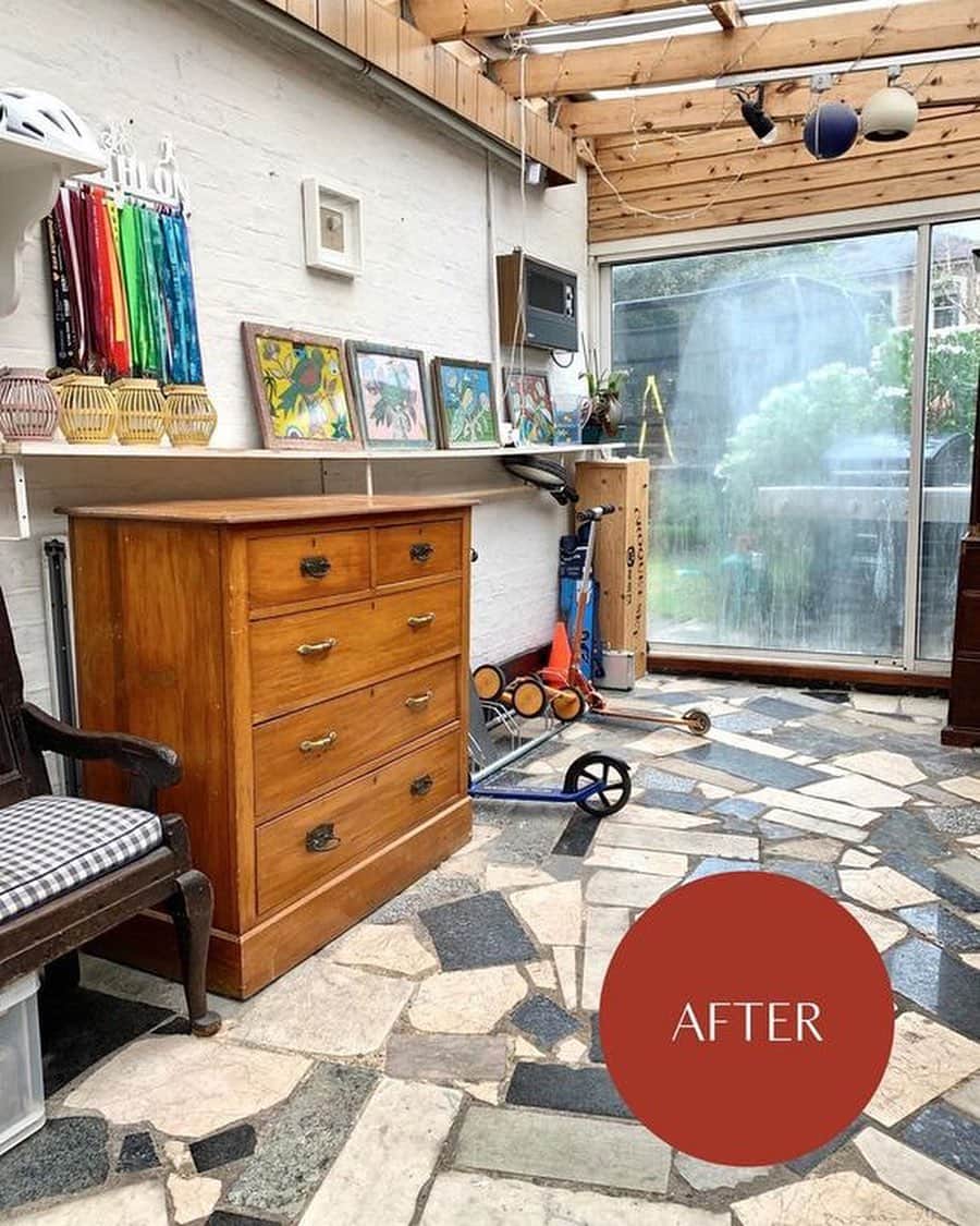 近藤麻理恵のインスタグラム：「When the tidying gets tough, our certified KonMari Consultants are here to help! @spark_joy_london assisted her client in transforming this mudroom. Are you seeking tidying support? Visit the link in my profile to browse Consultants in your area.」