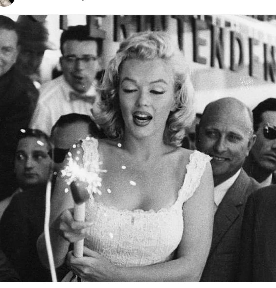 マリリン・モンローさんのインスタグラム写真 - (マリリン・モンローInstagram)「You can really see how special Marilyn was in these pics 🤍 I love how she was so humble and nice to her fans. What’s your favorite thing about Marilyn?」2月7日 6時53分 - welovemarilyn