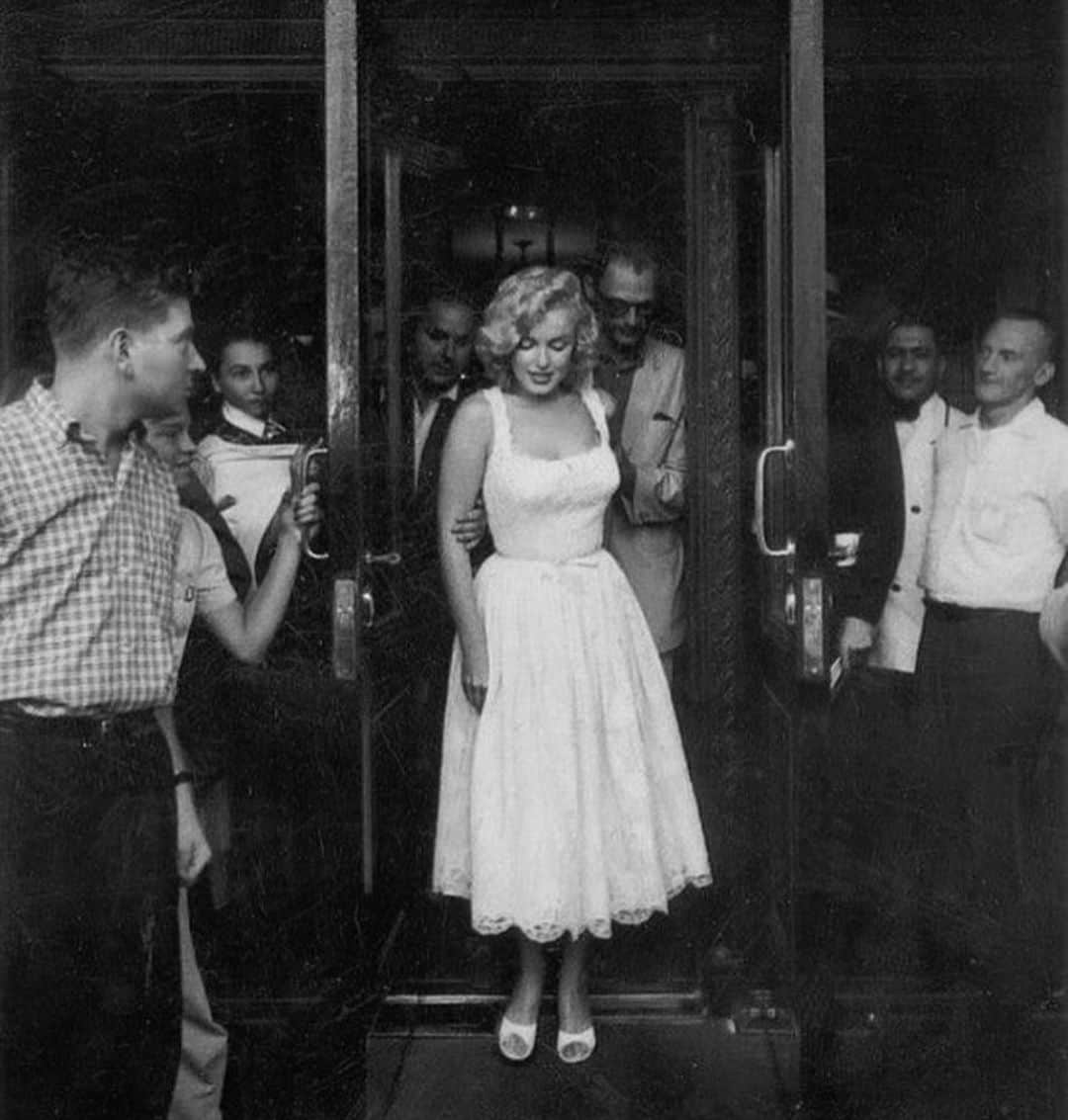 マリリン・モンローのインスタグラム：「You can really see how special Marilyn was in these pics 🤍 I love how she was so humble and nice to her fans. What’s your favorite thing about Marilyn?」