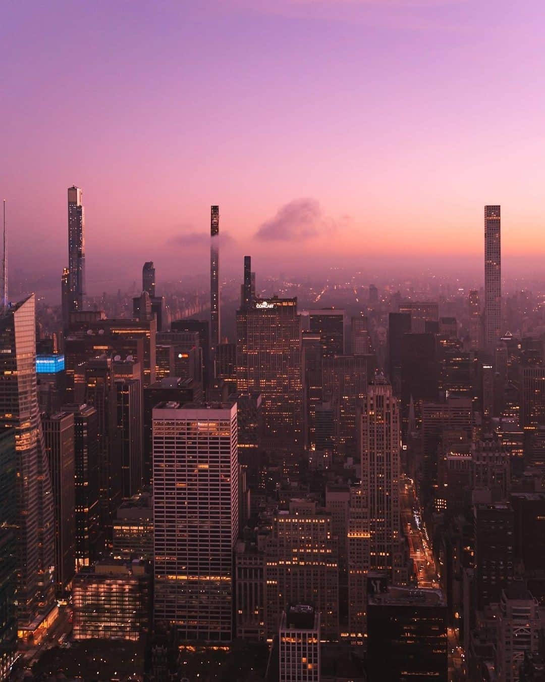Empire State Buildingのインスタグラム：「Catch the ☀️ ⁠ ⠀⠀⠀⠀⠀⠀⠀⠀⠀ ⁠ …& give it your partner on Valentine’s Day, with our romantic sunrise experience! Tix available for 2/14/21—tap bio link to book 👆 ⁠ ⠀⠀⠀⠀⠀⠀⠀⠀⠀ ⁠ 📷: @lauraskills #EmpireStateBuilding」