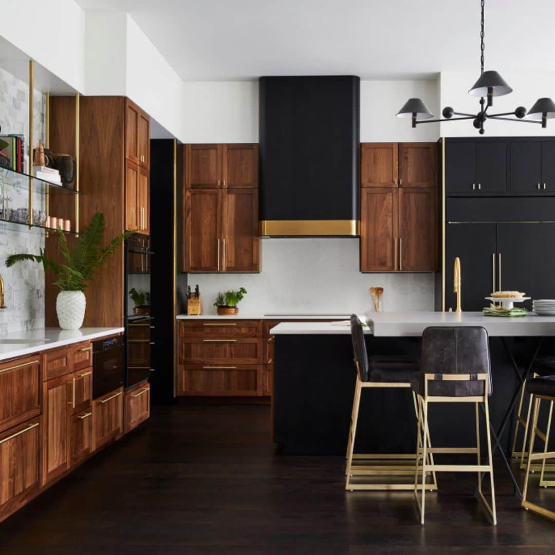 のインスタグラム：「What a classic design! Exuding warmth and a dramatic statement. By Allison Lind Interiors」