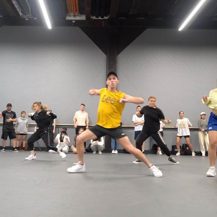 アンドリュー・ドッズのインスタグラム：「Feeling myself 😜  . . Thanks @dmodanceclass @yaboydmo for another great dance! This was killer! He brings it for us every week week! . . So much love for everyone that turns up each week, supports each other and makes dance so fun!」