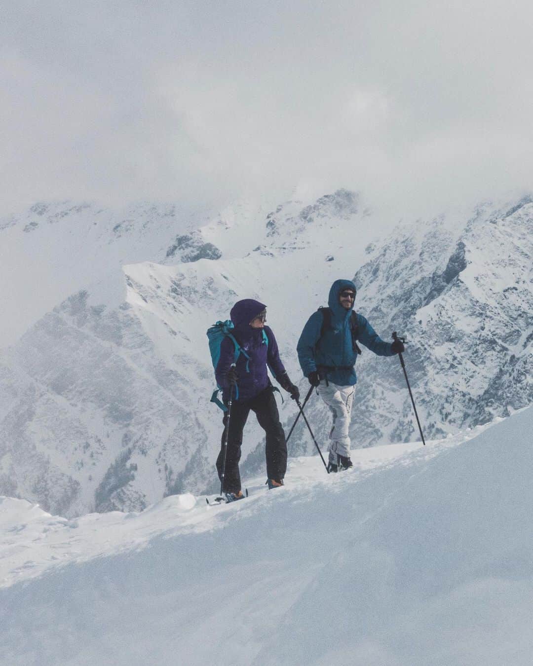 ニナ・カプレツのインスタグラム：「First “test” trip in France with Andrea.  Holy moly, so close to home and it already has its real taste of a far adventure! Exploring Queyras by ski, meeting great friends, chatting with curious people about the project “Andrea”. Working on the inside and last and almost most important: learning mechanics on the road... 😬😬 📸 @jeremy_bernard_photography   #adventureandrea #scarpaski  @goalzero @arcteryx @julbo_eyewear @scarpaspa @petzl_official @hard.bar @msr_gear」