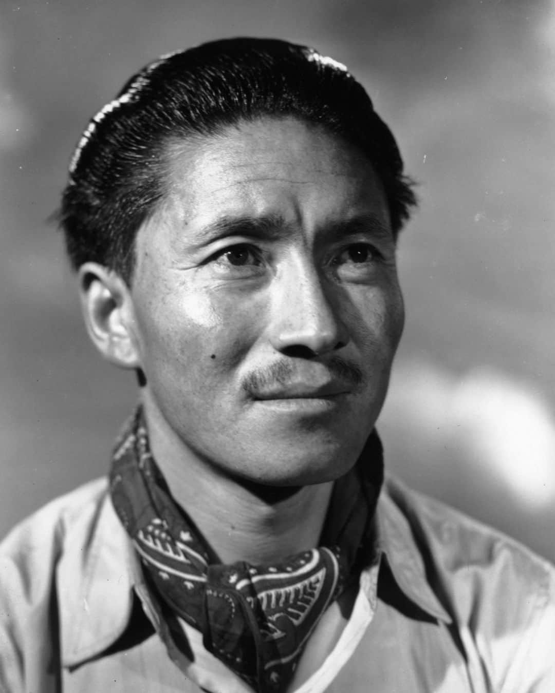 のインスタグラム：「Congratulations to @netflix , the Obamas, the people at Higher Ground Productions, and the team behind the feature film of my grandfather Tenzing Norgay (Director @jenpeedom and Writers Luke Davies and David Michod). My family is very excited to share my grandfather’s story with the whole world. A story that more than deserves to be told.  @norbutenzing @dnorgay @jamlingtenzing」