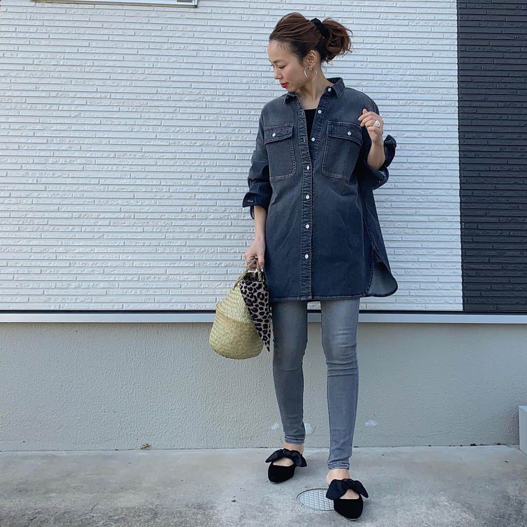 keicoさんのインスタグラム写真 - (keicoInstagram)「@me_____official  denim shirtとskinnyでワントーンコーデ♡ 襟立てしてもかっこよく着られる♡ 開けてjk代わりにもなる万能オーバー shirt♡ bag／ @hansry.japan  shoes／ @ohgaofficial  ______________________________ #locari#mamagirl#大人カジュアル#ママコーデ#カジュアルコーデ#153cmコーデ#大人ファッション#アラフォーコーデ#おちびコーデ#ポニーテール#アラサーコーデ#オトナカジュアル#きれいめカジュアル#ザラジョ#大人カジュアルコーデ#ミディアムヘア#ポニーテール#アラフォーママ#春コーデ#低身長#低身長コーデ#デニムシャツ#スキニー#カゴバッグ #オーバーサイズ#gジャン#40代コーデ #30代コーデ」2月7日 7時13分 - loverara.loverara