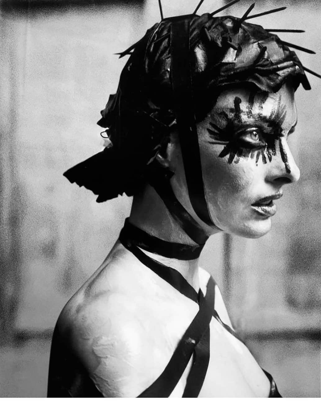 JULIEN D'YSのインスタグラム：「Linda ,Mario , me ,après midi dans mon atelier à paris , we play I transform linda many caractère ,here from Francis picabia #picabia the painter #dada time to ballet russe to Marie Antoinette to punk #artist créations thanks Mario !linda was fantastic like caméléon I paint her she always trust me , good memory @mariotestino @lindaevangelista #paris #lemarais 🖤#february6.2021 #newyork ❤️」