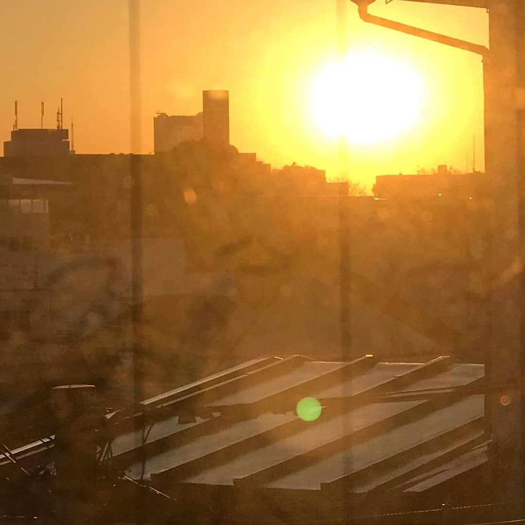 土屋眞弓のインスタグラム：「おはようございます☀ 冬の日の出はこの角度なので景色がよろしくないけれど 朝日を拝んで今日も気持ちの良い一日になりますように🙏✨✨  #朝日 #朝焼け #goodday」
