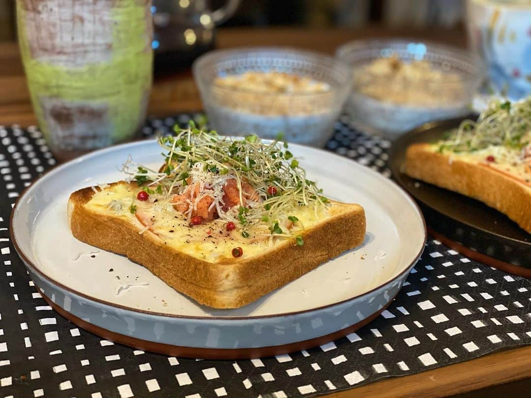 YU-U（工藤由布）さんのインスタグラム写真 - (YU-U（工藤由布）Instagram)「日曜日の朝ごパン🍞#uごはんたち 朝アップルパイ🍎にしようと思ったけど間に合わなそうで焼いてる間にトーストにした😂 タラコの残りとブルーチーズ削ったののせたよ🚩 あー満腹🤤🤤🤤」2月7日 7時26分 - nyan22u22nyan