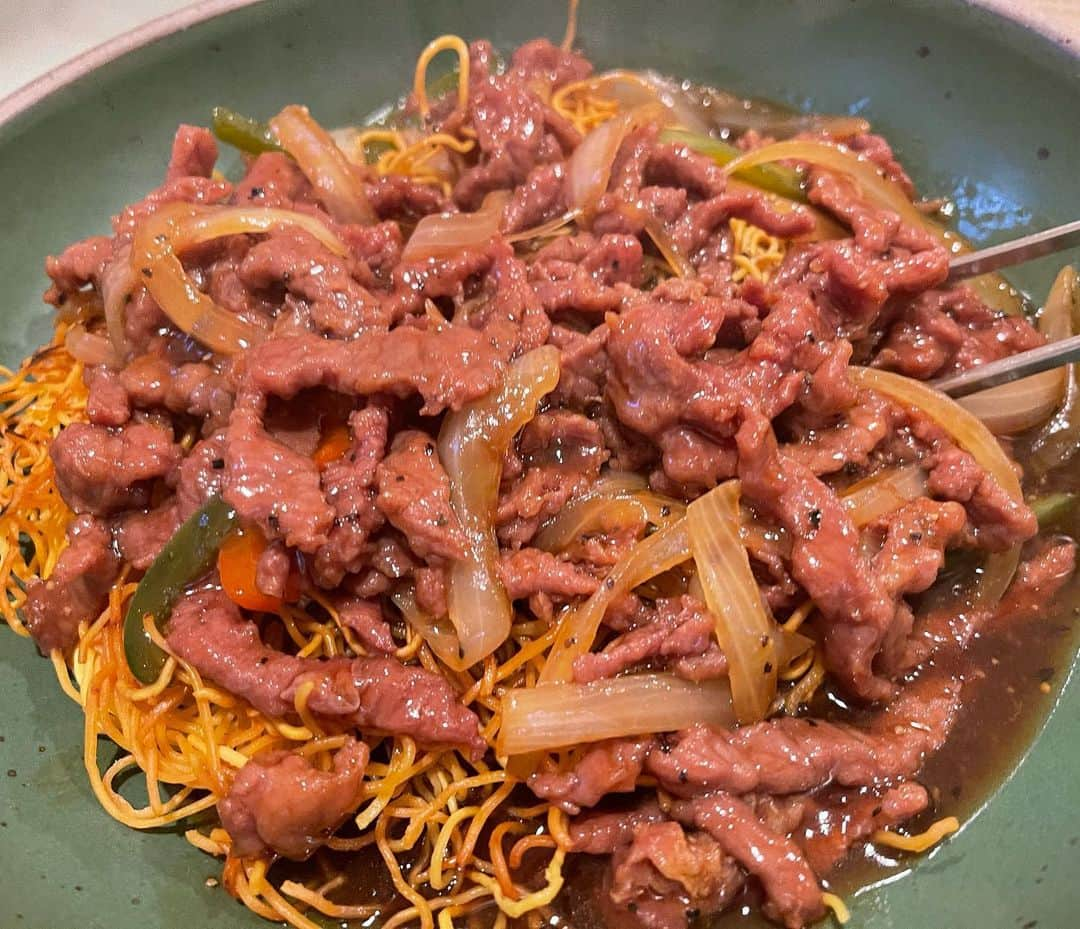 デイビット・チャンさんのインスタグラム写真 - (デイビット・チャンInstagram)「Black pepper beef noodles. So damn good.  It’s like black pepper crab sauce on a bed of crispy noodles. I don’t think it even needs the beef. I’m afraid to ask. Eating Asian food in America has never been better in my life. #sgv」2月7日 7時29分 - davidchang