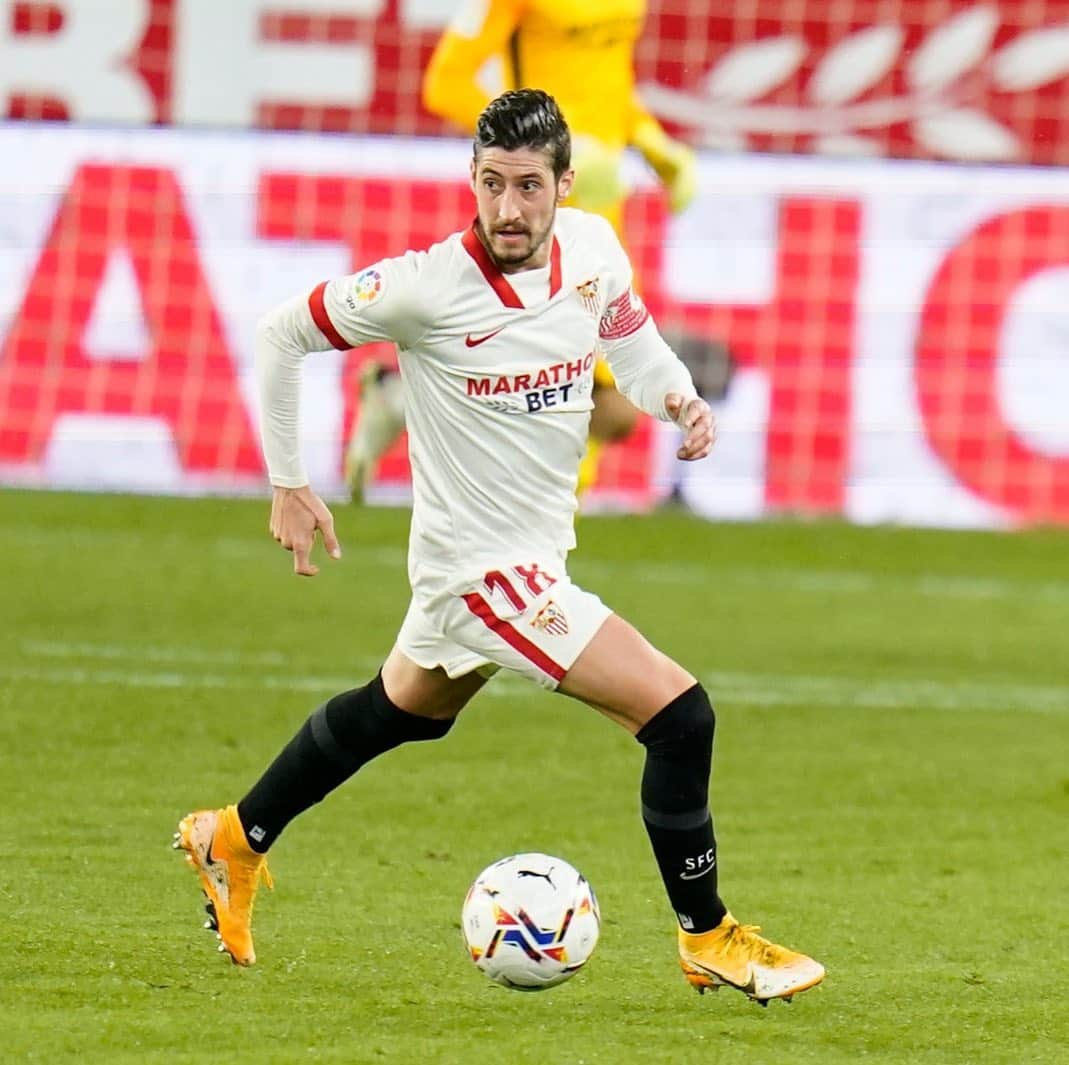 セルヒオ・エスクデロのインスタグラム：「Feliz de estar otra vez de vuelta 💪🏼. ¡Los tres puntos se quedan en casa, grande equipo! #vamosmisevilla🔴⚪️ ⚽️」