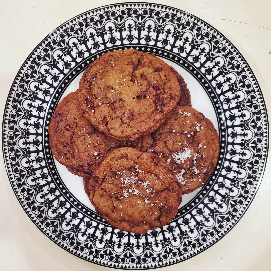 ガソリングラマーさんのインスタグラム写真 - (ガソリングラマーInstagram)「PLANT BASED SALTED CHOCOLATE CHIP COOKIES #GASOLINEKITCHEN 🍪🍪🍪🌿🌿🌿 @maryjanesfarm #organic unbleached vegan white flour  @vitacost baking soda vanilla @wholesomesweet #ORGANIC cane #sugar #darkbrownsugar @jacobsensaltco flake Salt  @miyokoscreamery oatmilk #butter #VEGANBUTTER  @trysimplyeggless #egg #veganegg  @enjoylifefoods #chocolatechips #vegan #veganfood #whatveganseat #plantbased #vegetarian #VEGANGOOD #vegansofig #veganfoodie #foodie #plantbased #plantbasedfood #plantbasedfoodie @gasolineglamour #gasolineglamour  @gtfoitsvegan  #gtfoitsvegan #chocolatechipcookies #cookies #dessert  #vegandessert  #vegancookies Recipe via #modernhoney @caskatatableware #casablanca dinner 🍽  Brown sugar heavy a different take on the classic = toffee chewy goodness」2月7日 7時35分 - gasolineglamour