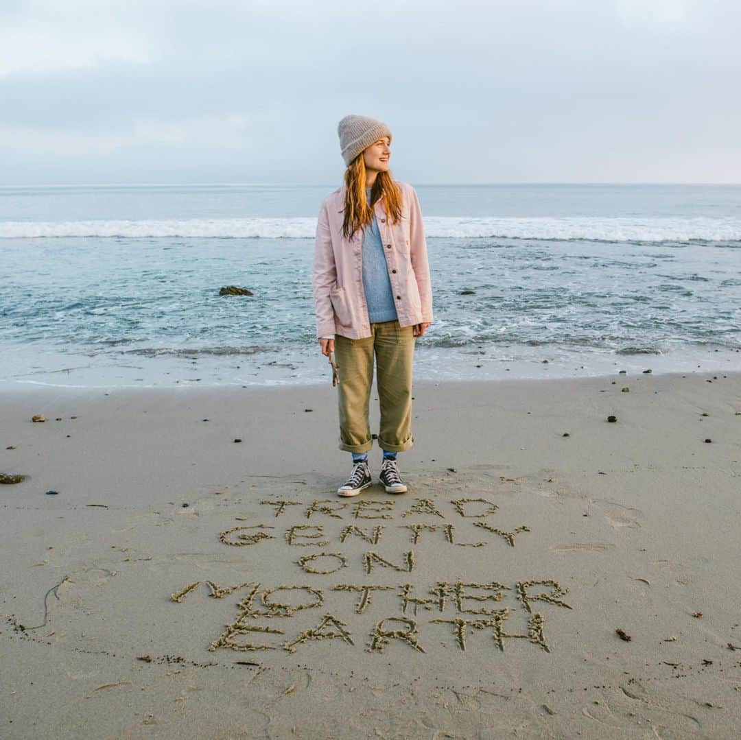 ボニー・ライトさんのインスタグラム写真 - (ボニー・ライトInstagram)「cozy toes, clean oceans 🌀 more pics from the @kassiasurf x @arvingoods sock collaboration. indigo plant dyed socks that save 50+ gallons of water, which is how much an average pair of socks uses up to be grown and made. 22% of sales donated to @savethewavescoalition  📷 @heidizumbrun」2月7日 7時37分 - thisisbwright