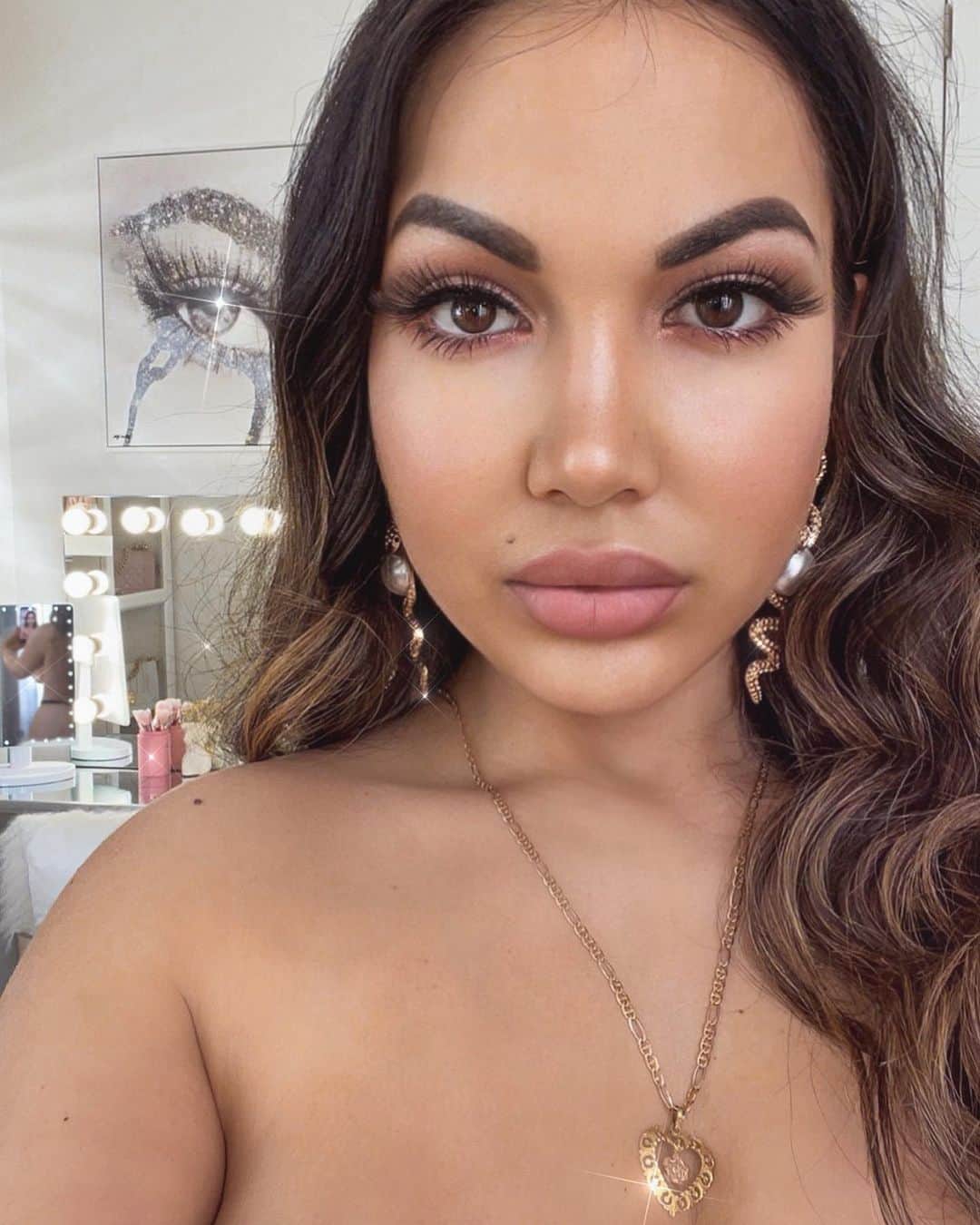 Aylen Aのインスタグラム：「Loving the new Cosmic Drip makeup collection by @mavenbeauty ✨My earrings are also from @fashionnova  Fashionnovapartner MavenBeautypartner」