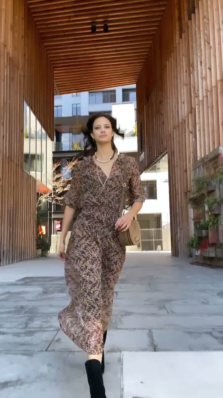 レベッカミンコフのインスタグラム：「Stepping into the weekend like 💁🏻‍♀️ Who is ready for dress season ?!」