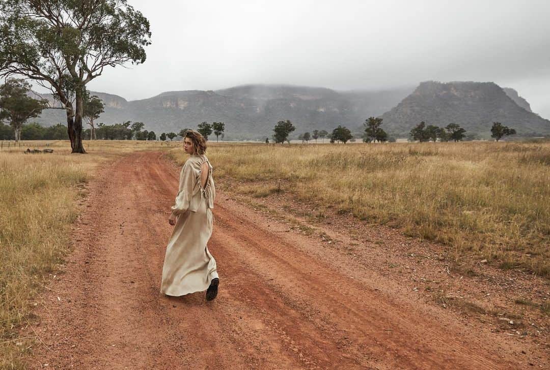 Victoria Leeのインスタグラム：「Exploring this landscape 🤍 Capertee Valley, NSW with @elbazin.magazine  @simonuptonpics  @kazkingdon  @freddiefredericks  @samanthap_  @lewisstevenson_  @kyye」