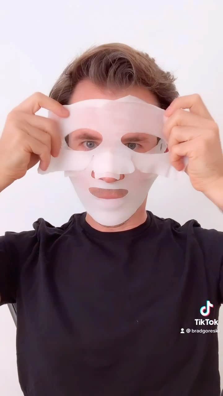 ブラッド・ゴレスキーのインスタグラム：「@jlobeauty really works! The Limitless Glow Mask is amazing! Love you @jlo! Can’t wait to try everything! #jlo #jlobeauty #waitingfortonight」