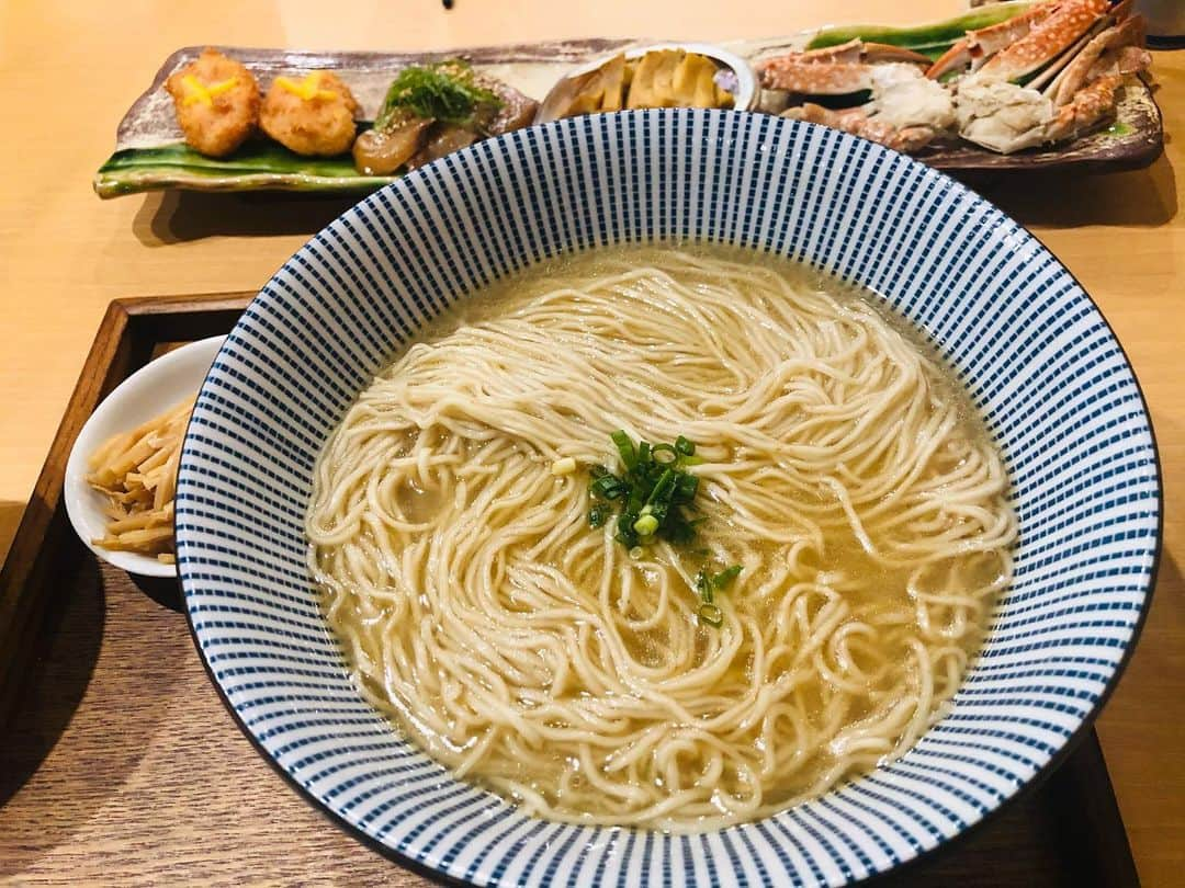 おごせ綾さんのインスタグラム写真 - (おごせ綾Instagram)「新潟市東区にある麺屋玄洋さんの限定 (既に期間終了です🙇‍♀️) 【寒ブリと渡り蟹の塩ラーメン】 突き抜ける寒ブリの旨味。渡り蟹の上品な香りと美味しさの至高の一杯でした。 美味しいラーメンごちそうさまでした。  🔻TikTokにしてみたのでぜひ見てね✨ おごせ綾の投稿動画を楽しみましょう！#TikTok vt.tiktok.com/ZSoQ4cj1/  住所 新潟市東区空港西1-15-10 電話番号 025-282-5110 定休日 月曜  #麺屋玄洋#寒ブリ#ブリ#渡り蟹#カニ#蟹#🦀#ぶり#🐟 #ラーメン#らーめん #らーめん部 #新潟ラーメン#ラーメン巡り#麺活#麺活動 #ラーメンインスタグラマー大食い女子 #おごせ綾#にいがた#新潟#ニイガタ#niigata #gourmet#yummymummies#yummy#gourmet#delicious #グルメ#飲食店を盛り上げたい#美味しいもの」2月7日 7時48分 - ogose0123