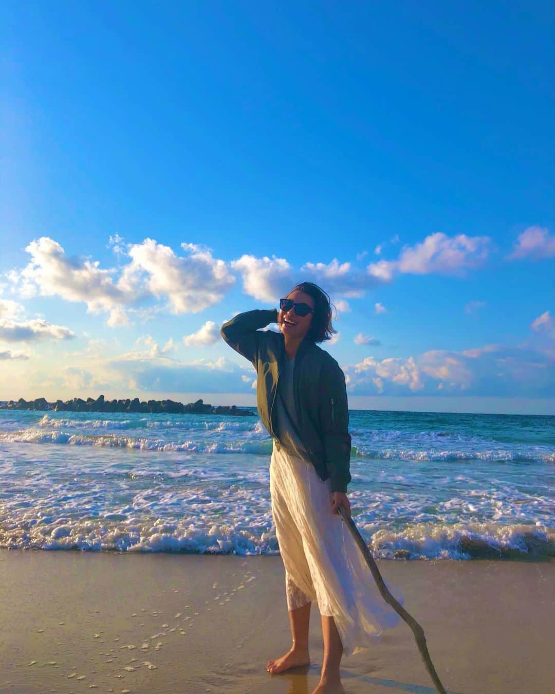 エマ中岡優姫のインスタグラム：「天気が良かったけん 海でアーシング🏖 まだ冬だし むっちゃ海水冷たかったけど 楽しかったよ🤣 サニ坊も楽しそうで なにより☺️❤️ ただ、風が強すぎた🤣🌪 #サニ坊とエママの日常  #beach  #ビーチ  #海  #男の子ママ  #アーシング  #earthing  #自然派ママ  #冬の海  #子供の遊び場  #砂場  #流木  #島根県  #キララビーチ  #サングラス  #オークリー  #oakley」