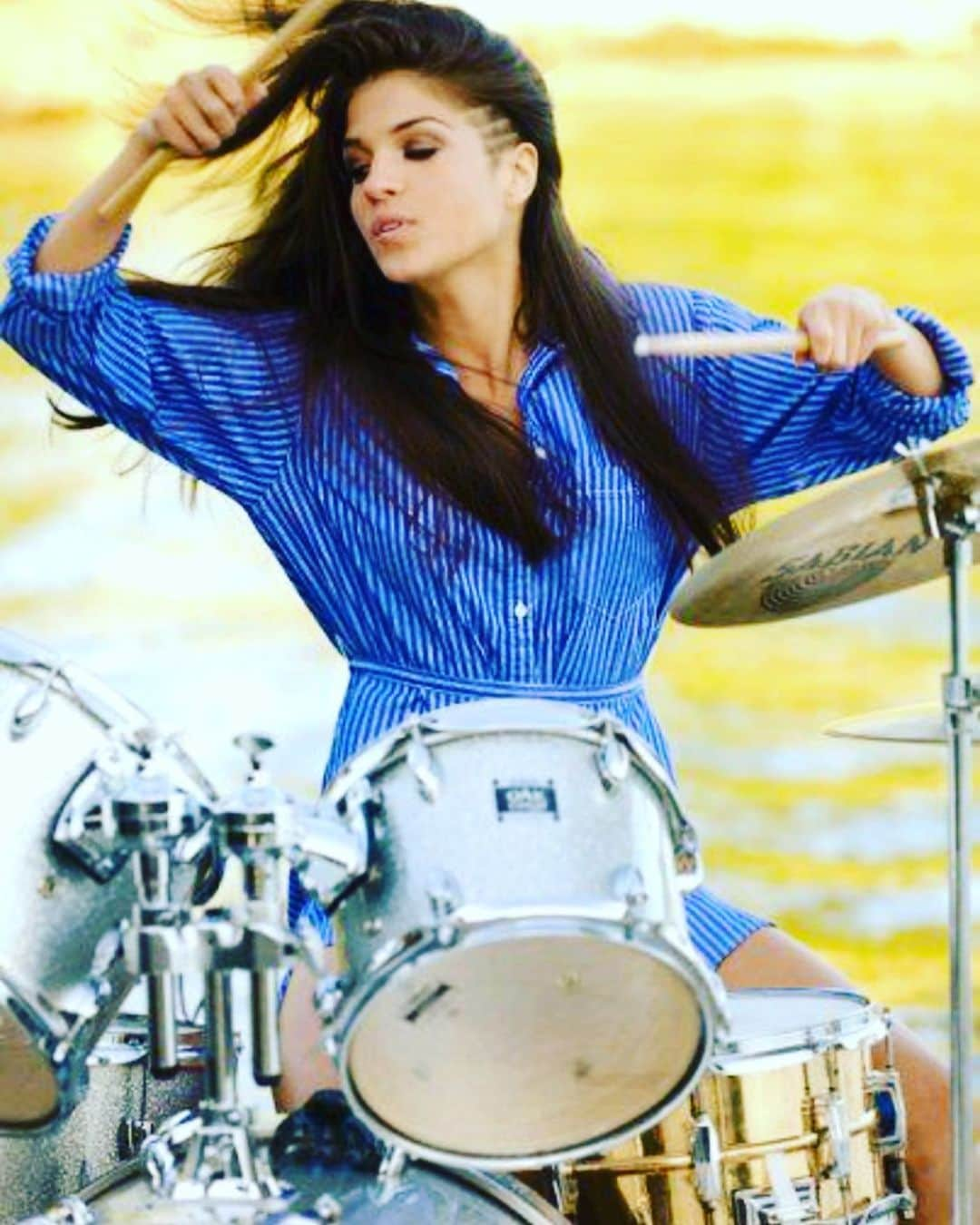 マリー・アヴゲロプロスのインスタグラム：「Beat it nerd ! 🤓🥁  #music #girlswhoplaydrums #jam #🥁」