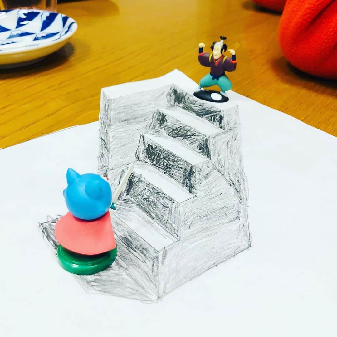 水谷さるころのインスタグラム：「立体に見える階段。これは難しくて、線画はお母さんがお手伝いしました。本人がフィギュアを置いて写真撮影してた。＃6歳男児マイル」